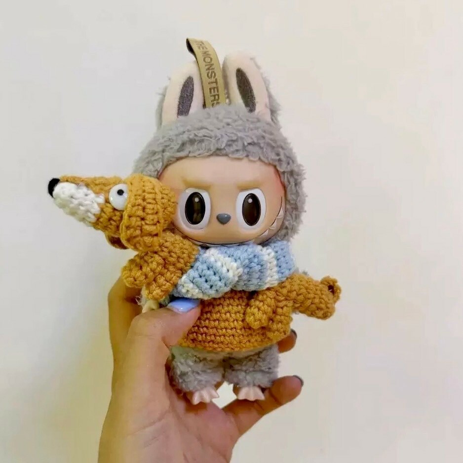 拉布布 LABUBU 心動馬卡龍 吊飾專用服裝 臘腸狗狗造型 藍白條紋圍巾 (無附吊飾)