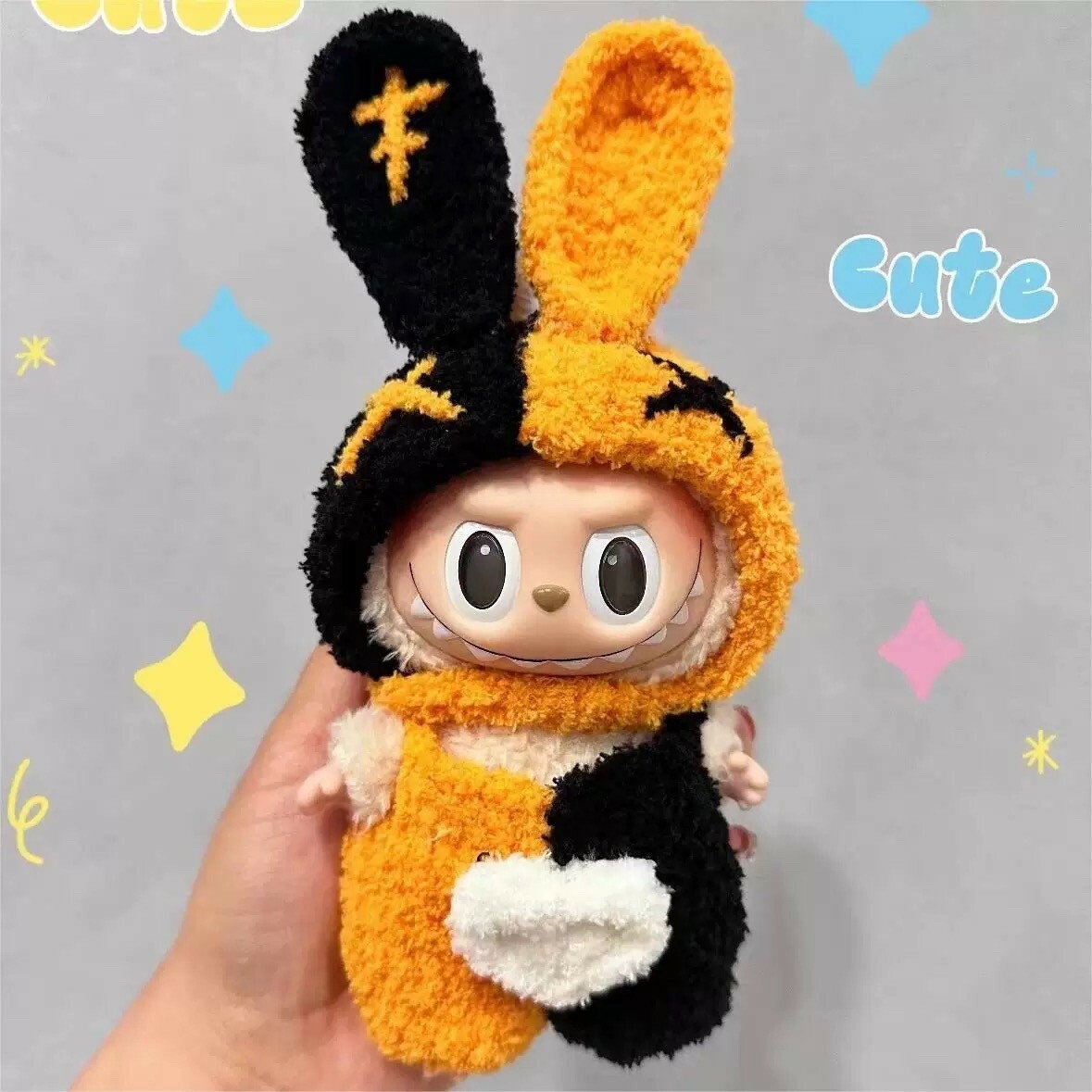 拉布布 LABUBU 心動馬卡龍 吊飾專用服裝 兔耳造型黑橘配色套裝 (無附吊飾)