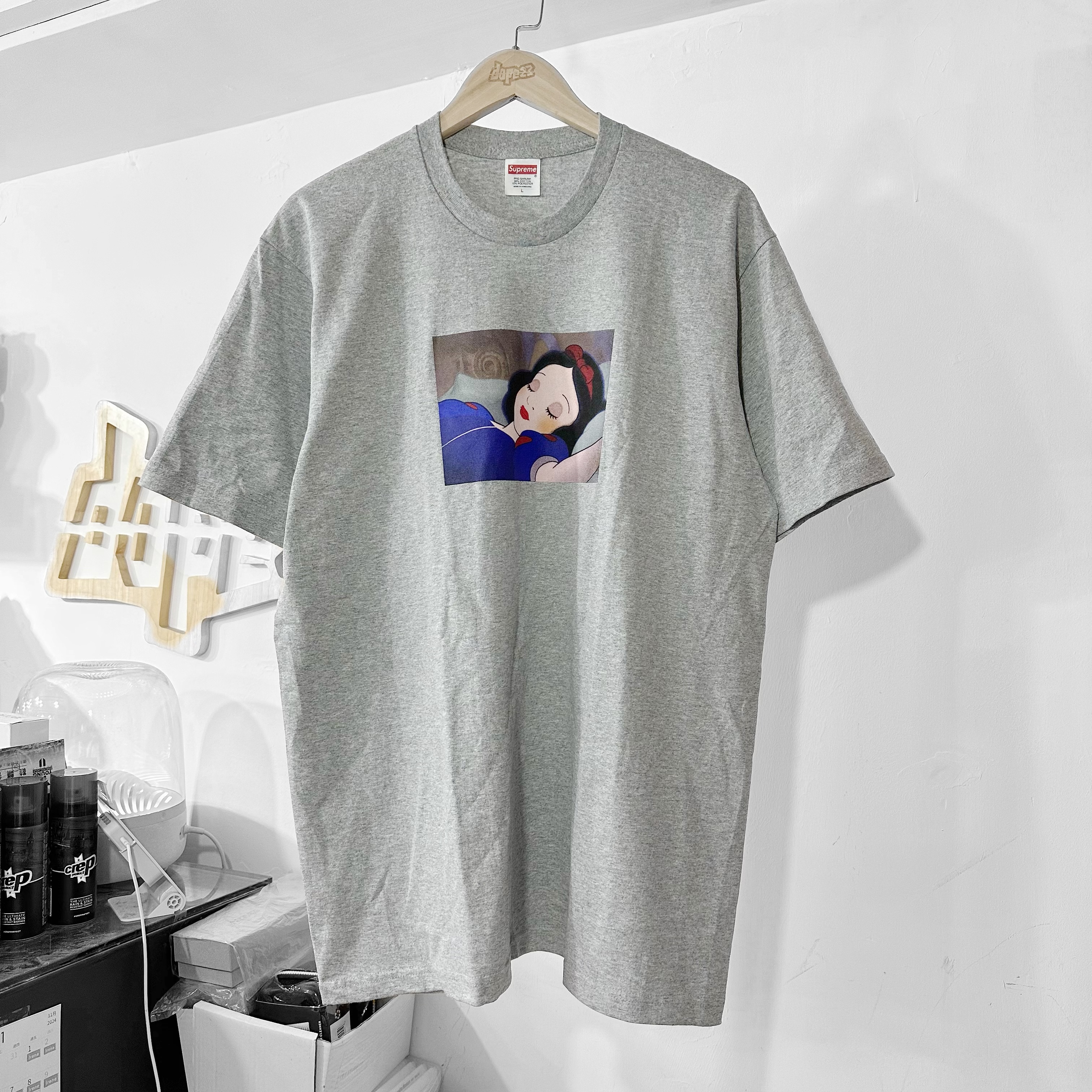 SUPREME FW24 SNOW WHITE TEE GREY白雪公主