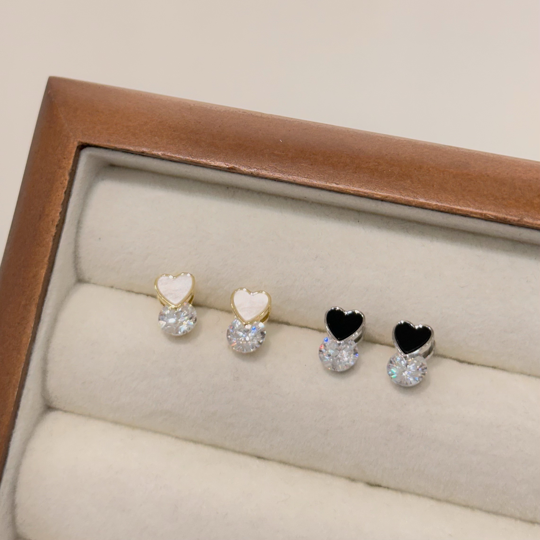 貝殼愛心單鑽耳針