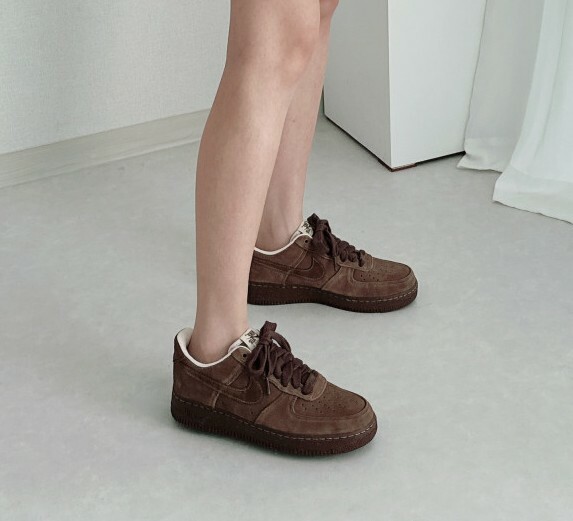 【OWN】NIKE AIR FORCE 1 摩卡棕 奶油 棕色 女款 空軍一號 麂皮 美拉德配色 國外限定 FQ8901-259