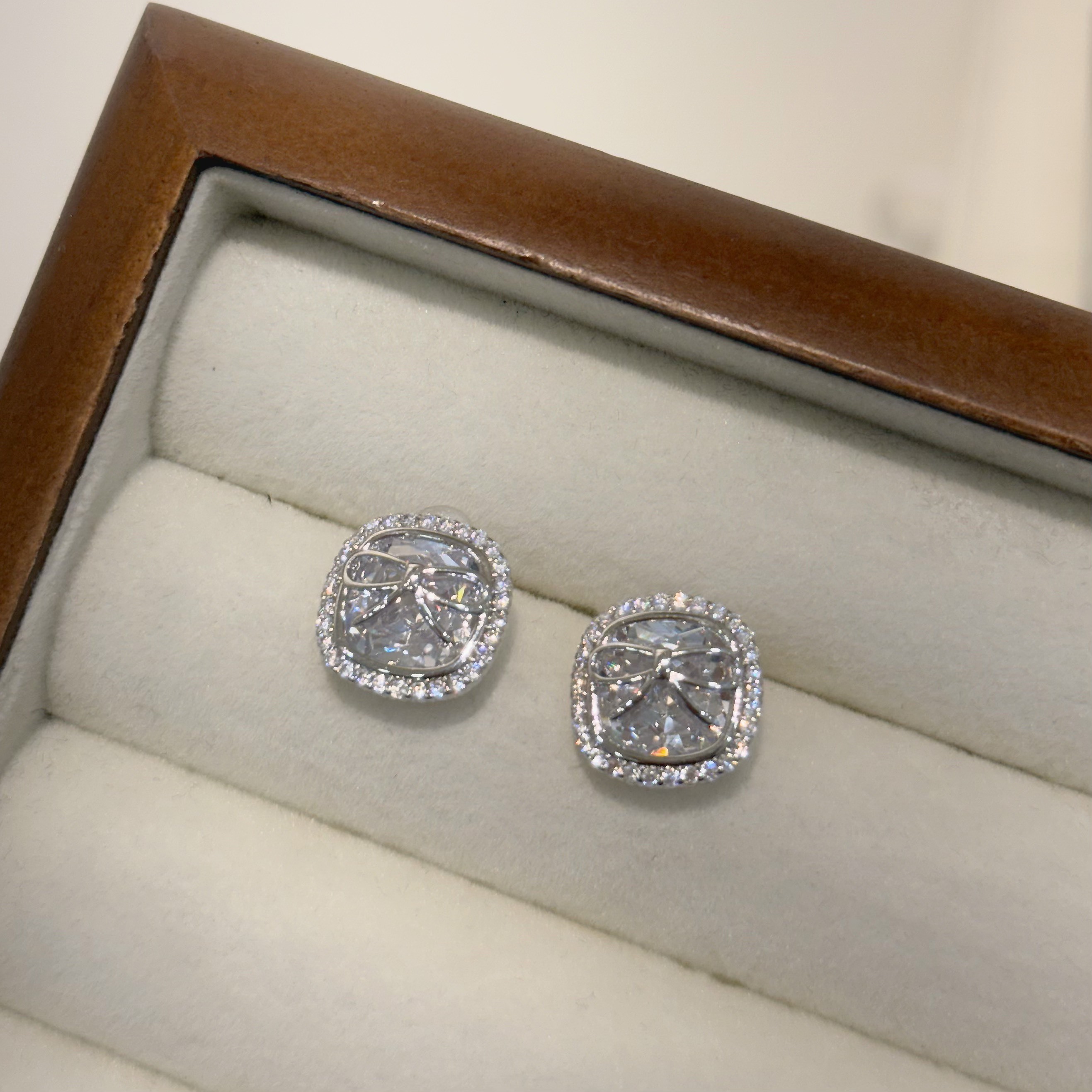 排鑽鋯石蝴蝶結方塊耳針