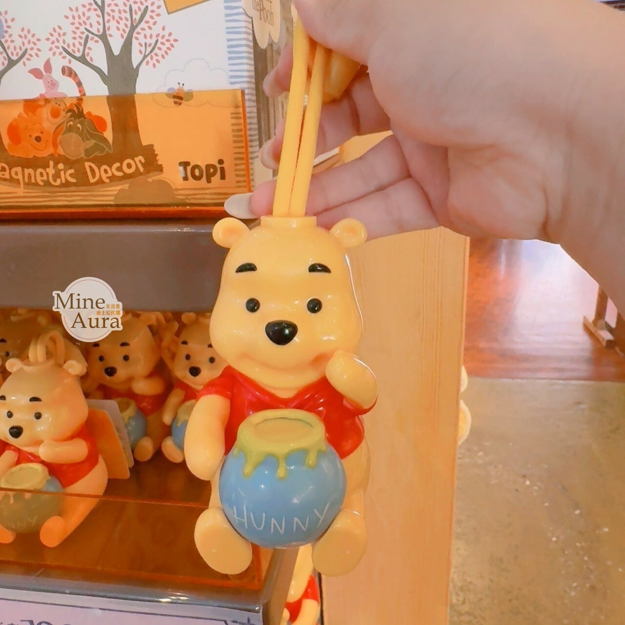 小熊維尼 Winnie the Pooh 坐姿 抱蜂蜜罐 造型 發光 掛脖 項鍊 -香港迪士尼樂園