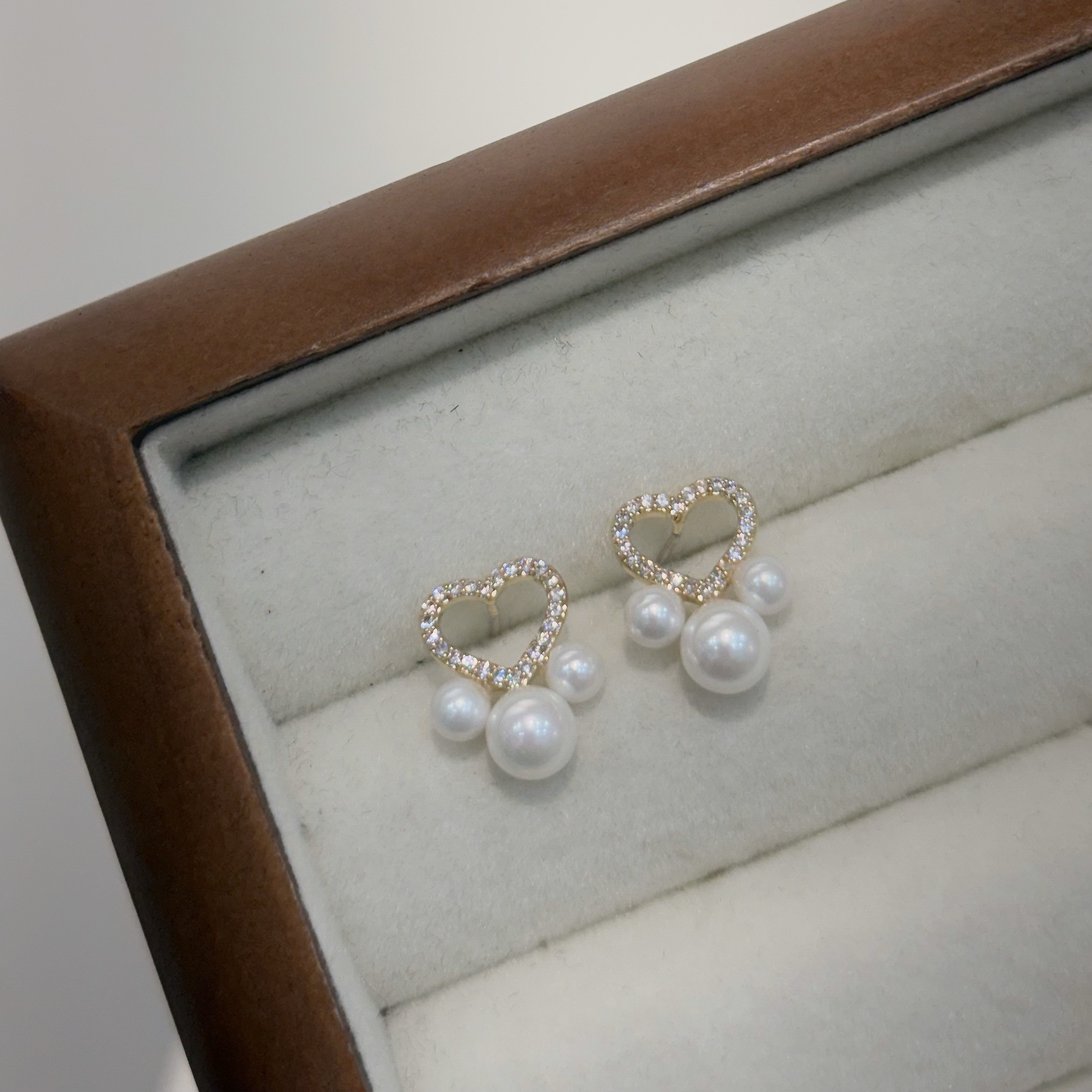 排鑽鏤空愛心珍珠耳針