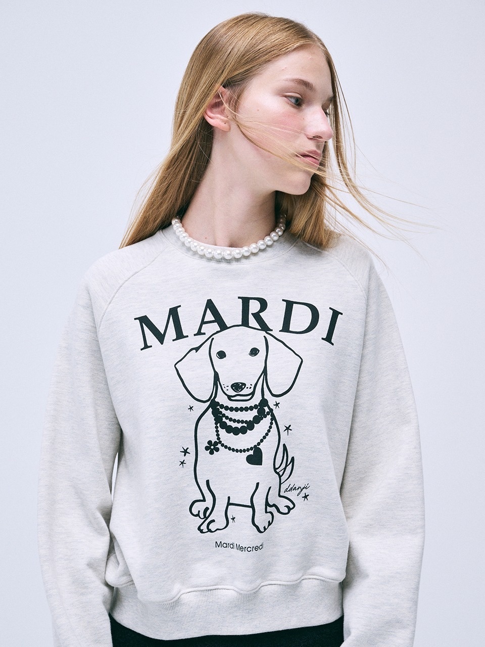 MARDI MERCREDI -  SWEATSHIRT RAGLAN SWING THE TAIL DDANJI PEARL NECKLACE (OATMEAL BLACK)