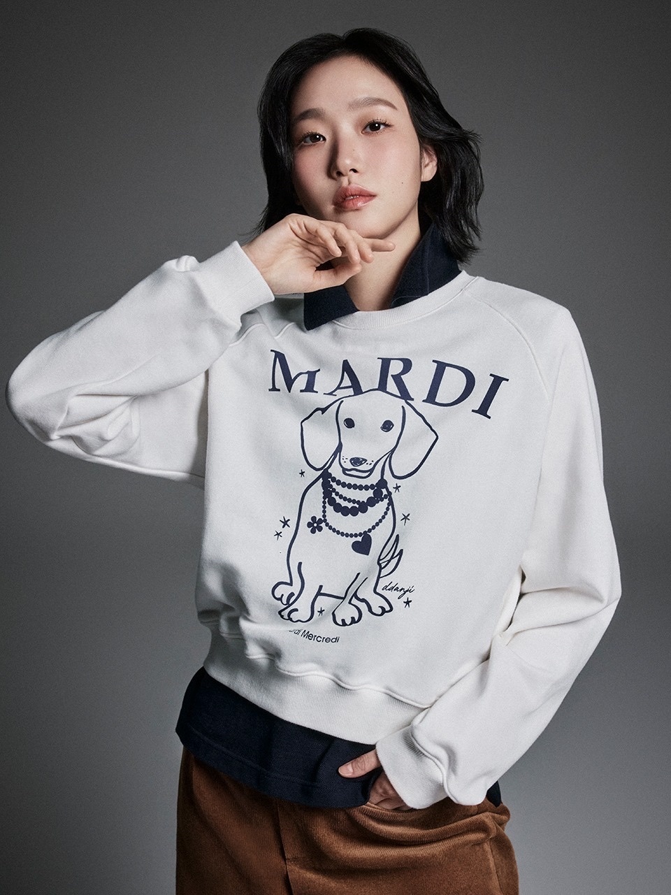 MARDI MERCREDI - SWEATSHIRT RAGLAN SWING THE TAIL DDANJI PEARL NECKLACE (WHITE NAVY)