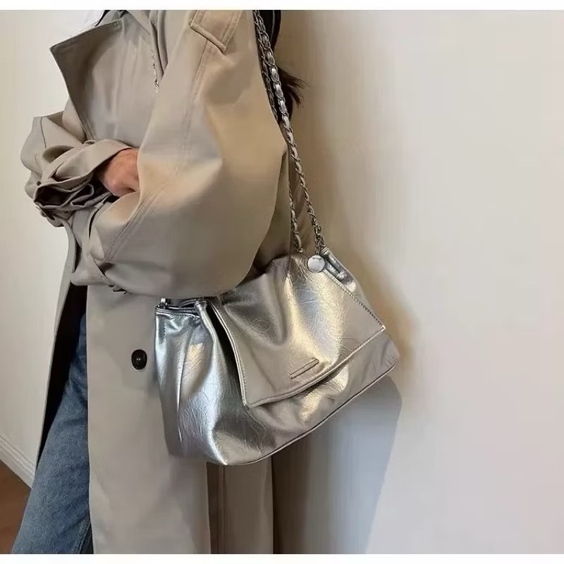 小鐵牌油蠟皮肩背包/二色/鍊條包/皮穿鏈