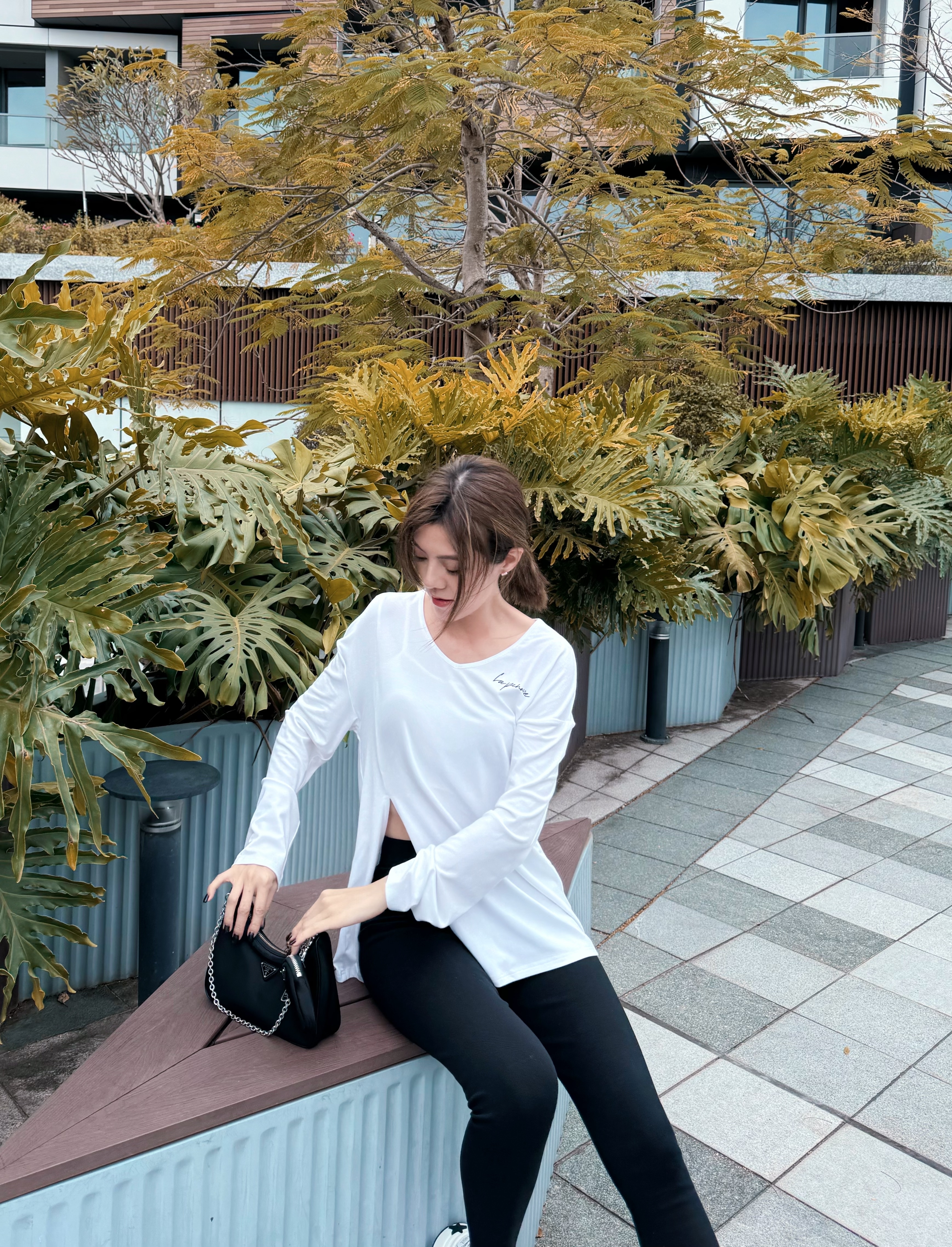 Graphic Logo Slit Hem Loose Tee_TP2410L09