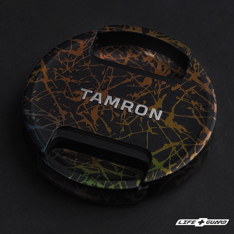 TAMRON 90mm F2.8 鏡頭蓋貼膜展示圖，LIFE+GUARD潑墨風格