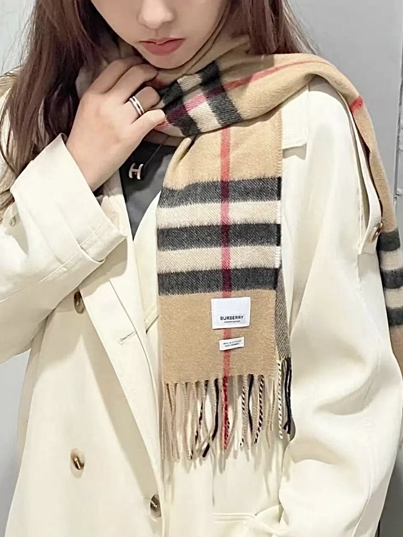 BURBERRY 米棕色羊絨格紋頸巾