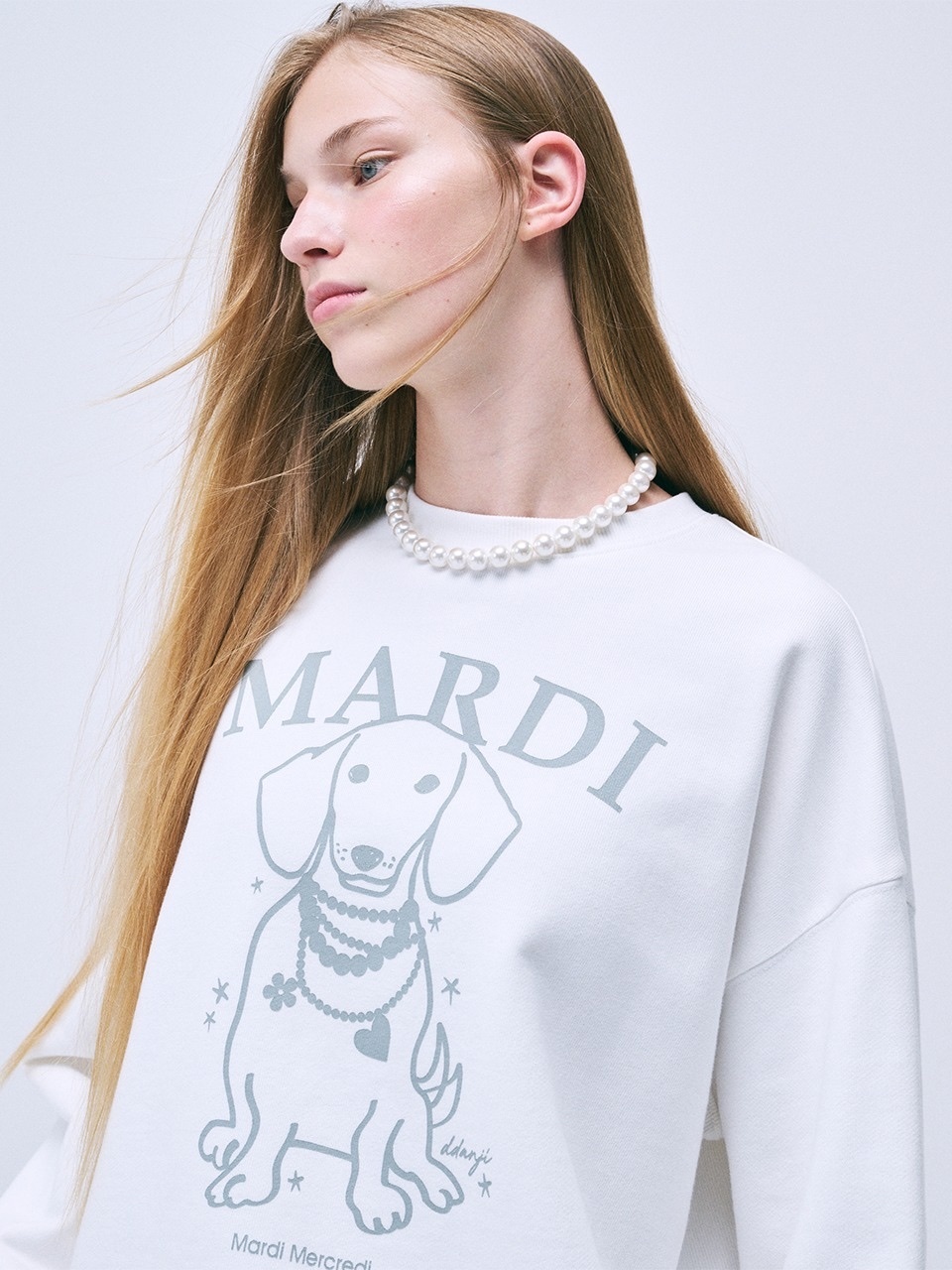 MARDI MERCREDI - SWEATSHIRT SWING THE TAIL DDANJI PEARL NECKLACE (WHITE LIGHTGREY)