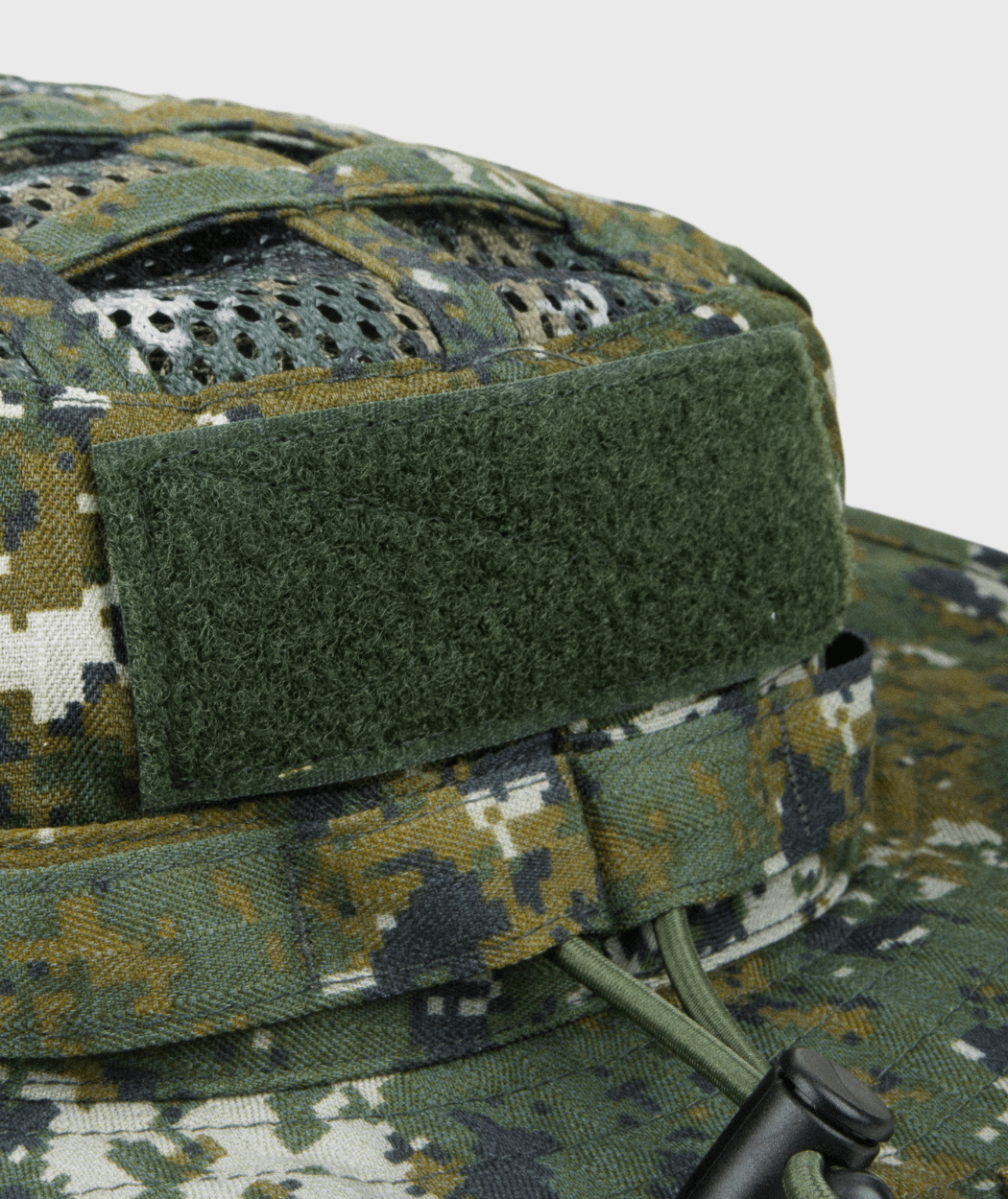 傲骨戰術裝備屋|傲骨工坊【鯊魚奔尼帽 透氣、偽裝 雙效合一】 內層雙層網布車縫,搭配左右側三段式鯊魚鰭排氣孔 有效解除頭頂悶熱,全方位提升舒適度 頭頂 Molle 模組條設計,可綁上雜草、樹木等自然材料, 完美融入環境並創造偽裝效果!