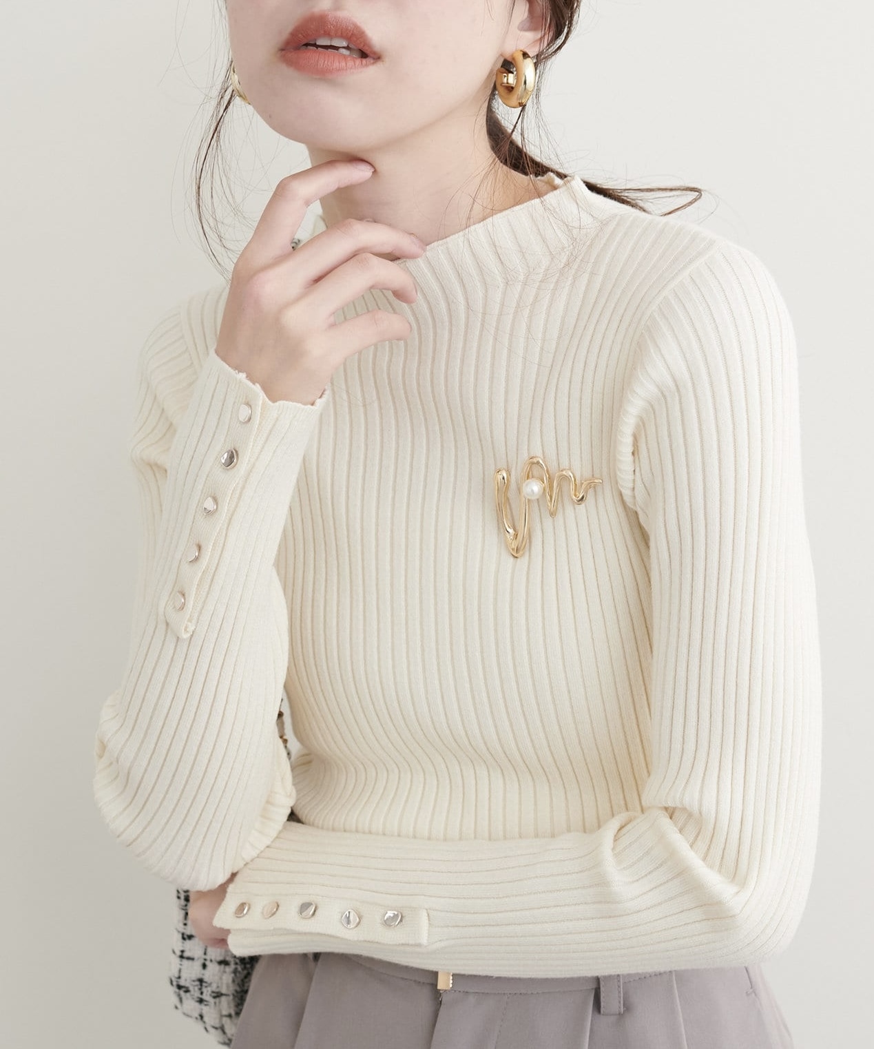 natural couture(ナチュラルクチュール)  袖口べこべこ釦プチハイリブニット米白（0352050050）