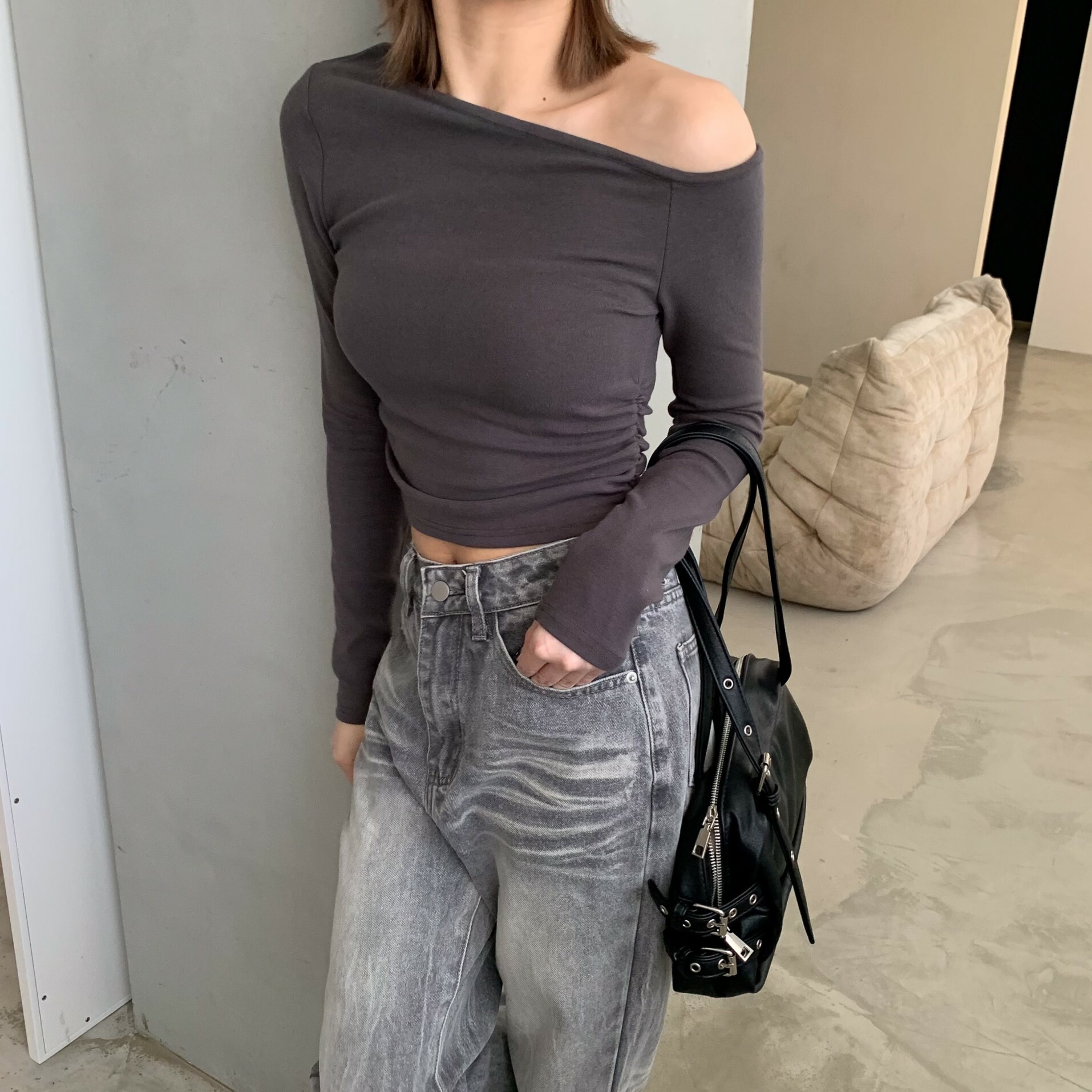 ISA_迷人計劃 側抓皺二分之一辣斜肩上衣_41033⨂