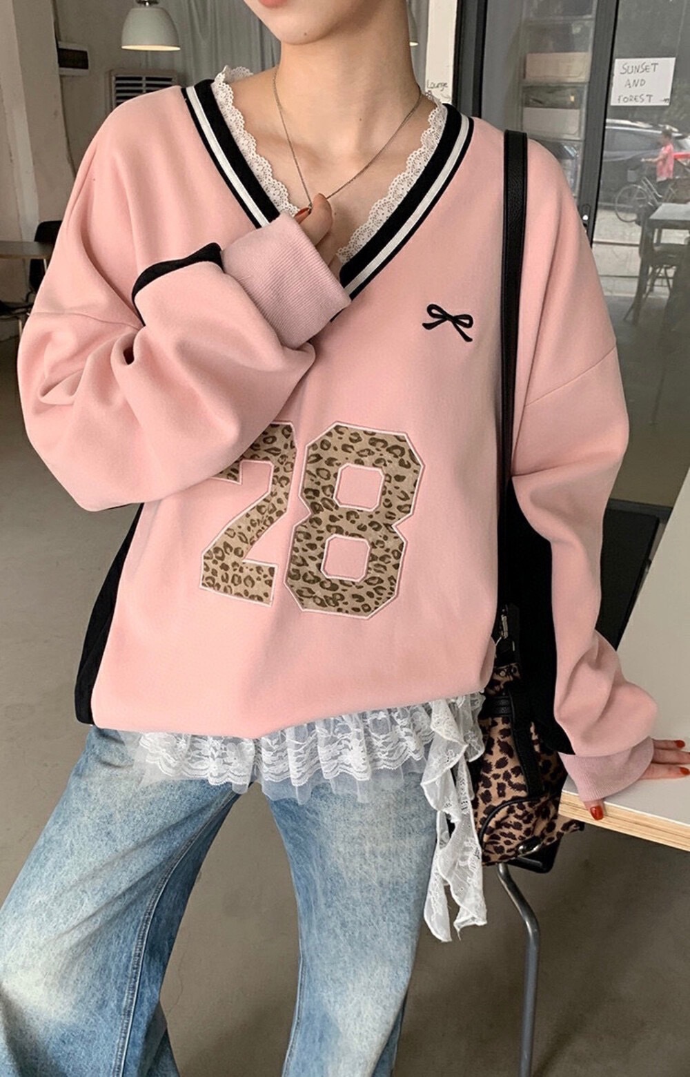 v領蕾絲數字貼布繡上衣-兩色