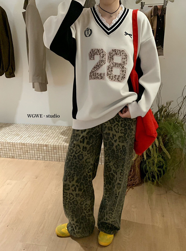 v領蕾絲數字貼布繡上衣-兩色