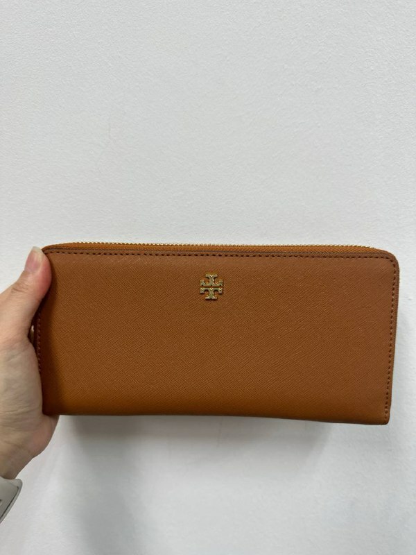 [S] TORY BURCH EMERSON ZIP PASSPORT CONTINENTAL WALLET,LUGGAGE, 49128-210 (STB626)