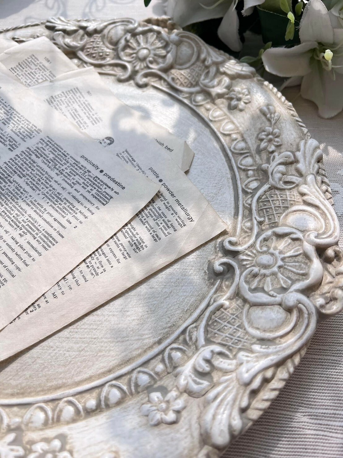 維多利亞骨瓷 義大利佛羅倫斯傳統花紋餐盤裝飾墊-復古白