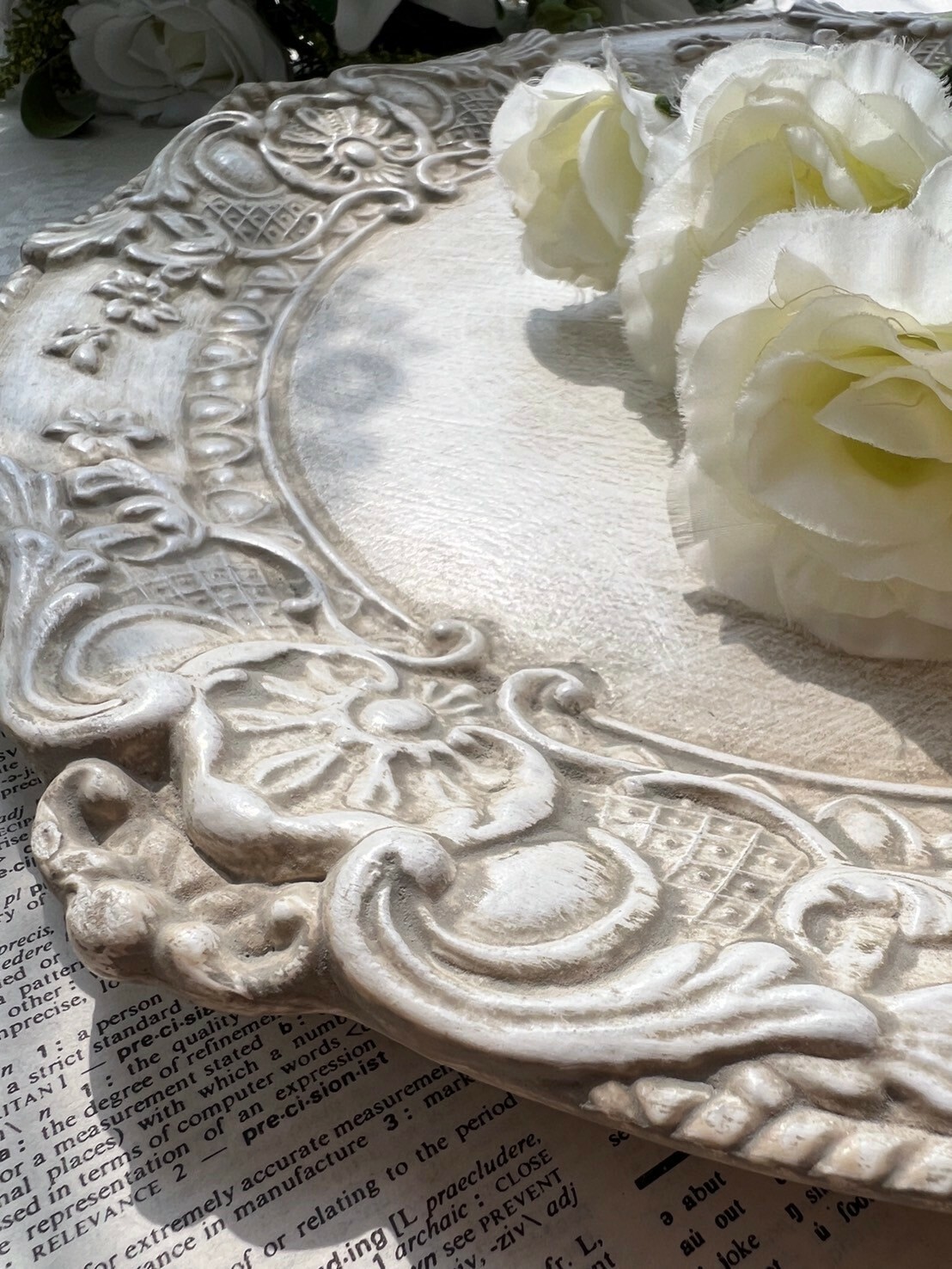 維多利亞骨瓷 義大利佛羅倫斯傳統花紋餐盤裝飾墊-復古白