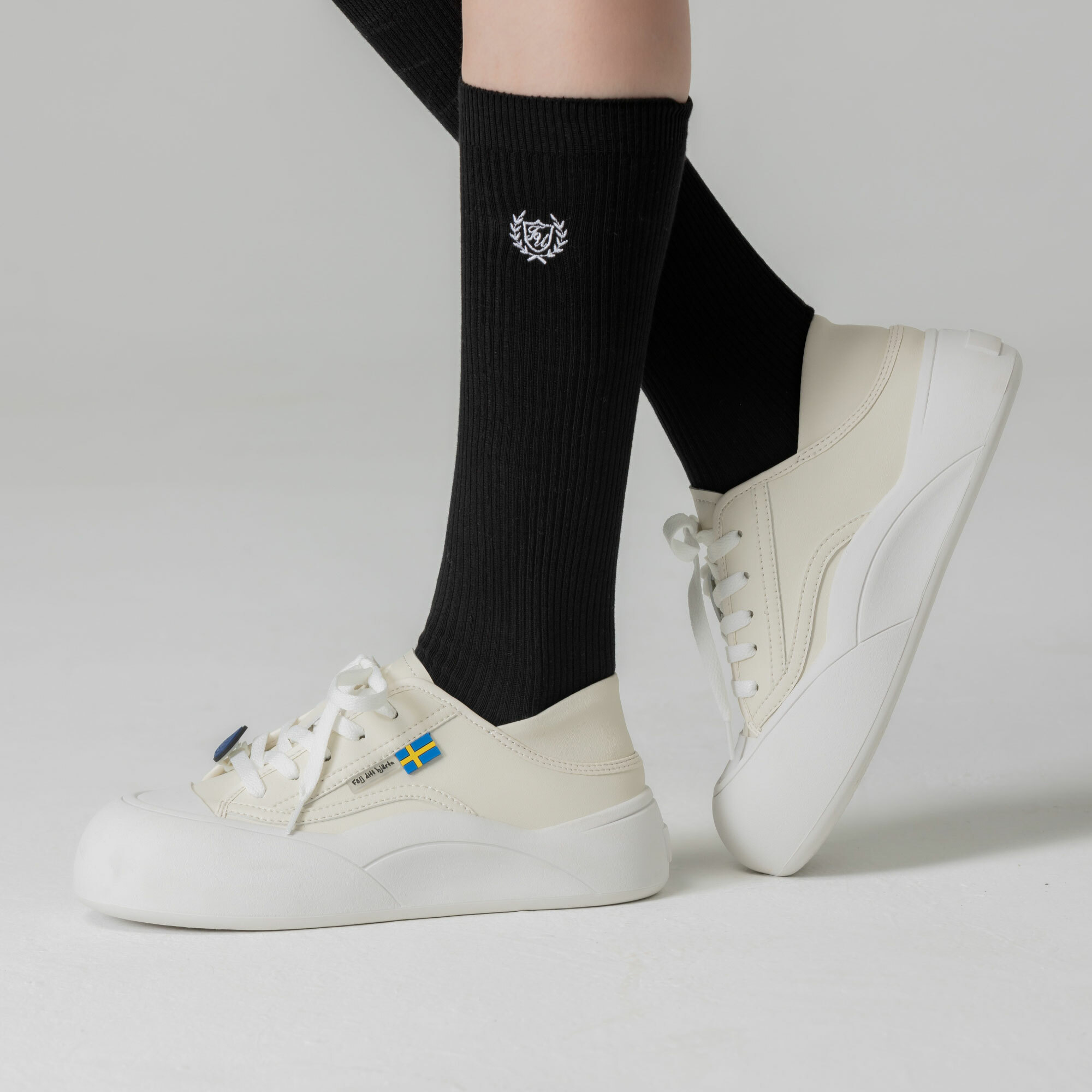 moz瑞典駝鹿後踩兩穿貝果麵包鞋(燕麥白)