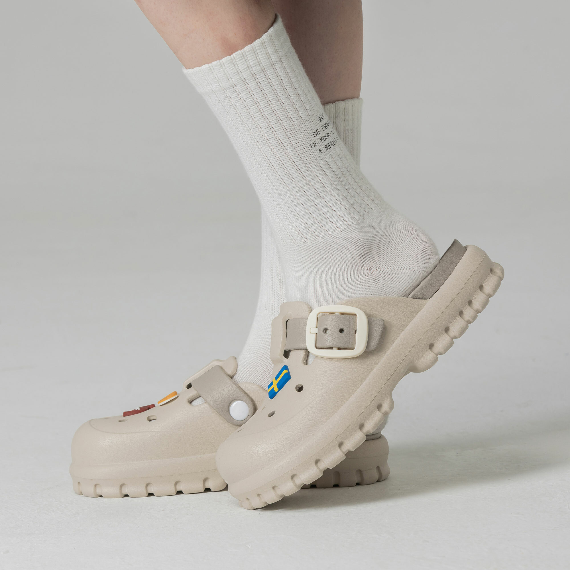 moz瑞典 駝鹿 小方糖 方扣 防水 洞洞鞋 拖鞋 涼鞋 (灰白)