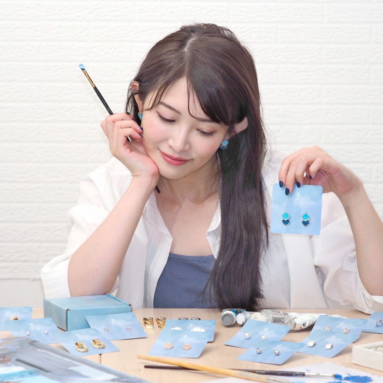 挑選耳環的女生