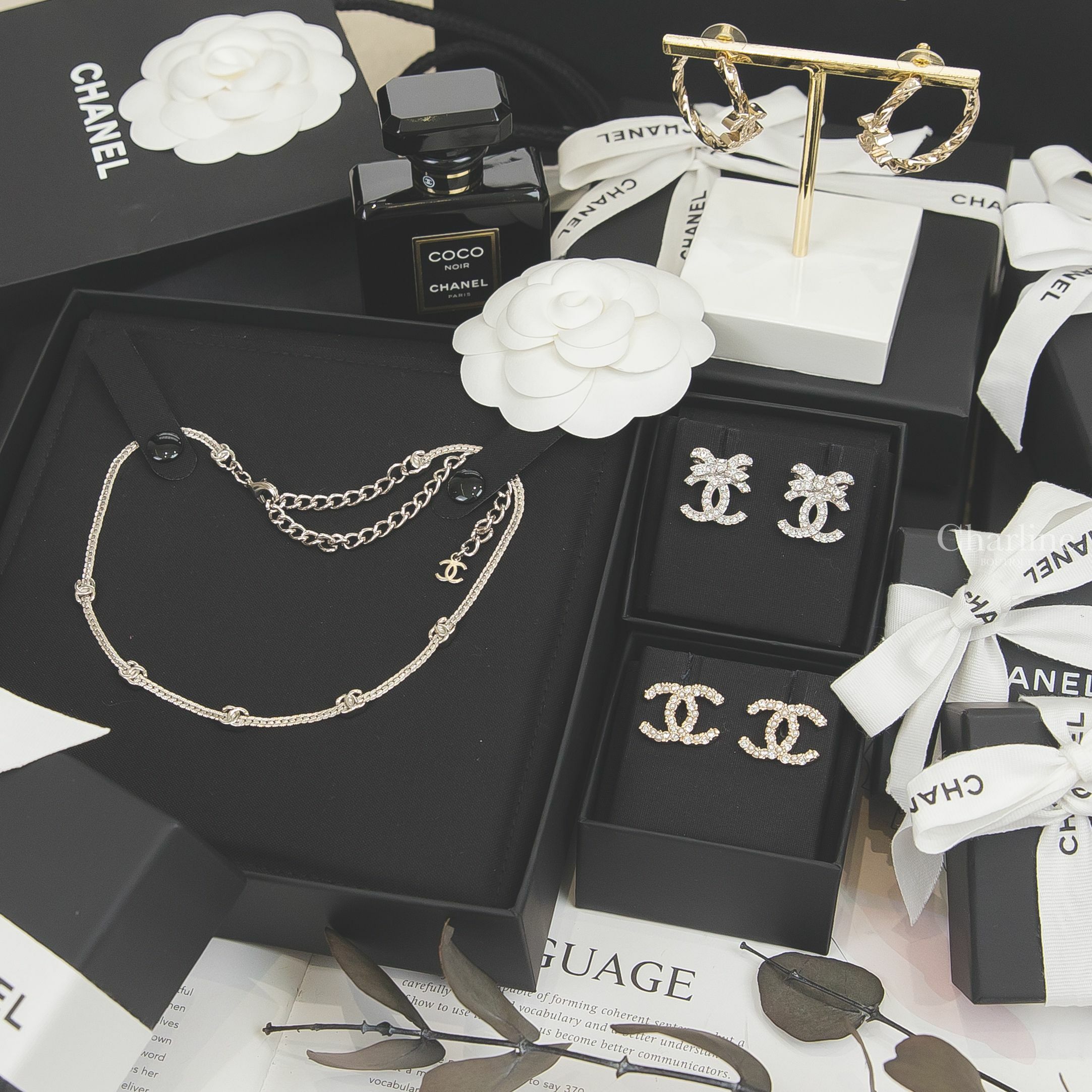 Chanel 銀色五顆CC頸鏈,Chanel 銀色水鑽蝴蝶結CC耳環,Chanel 金色條紋水鑽CC圈型耳環,Chanel 金色珍珠水鑽CC耳環-Charline Boutique 精品代購