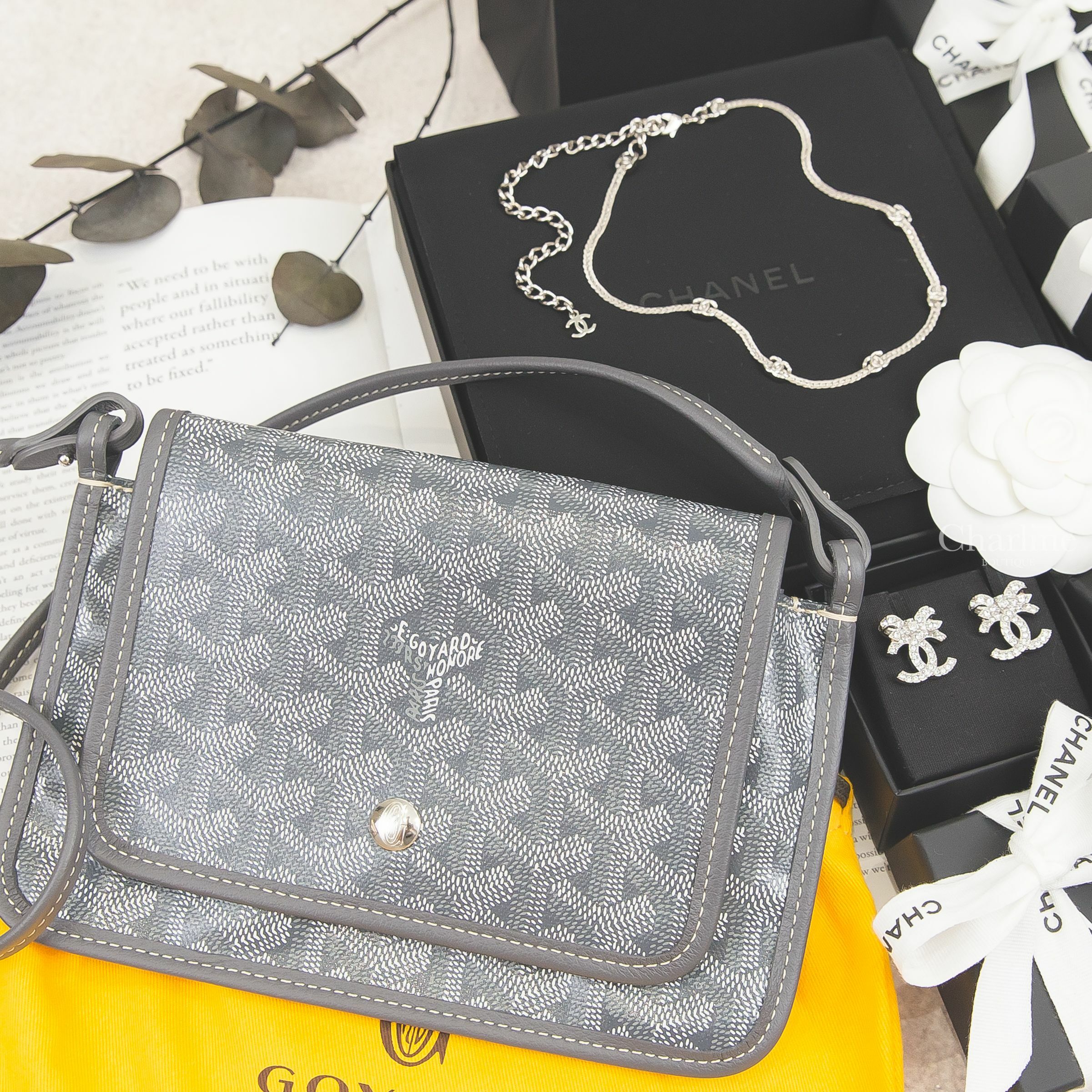 Chanel 銀色五顆CC頸鏈,Chanel 銀色水鑽蝴蝶結CC耳環,Goyard Plumet Pocket Wallet 灰色帆布小牛皮肩背包-Charline Boutique 精品代購