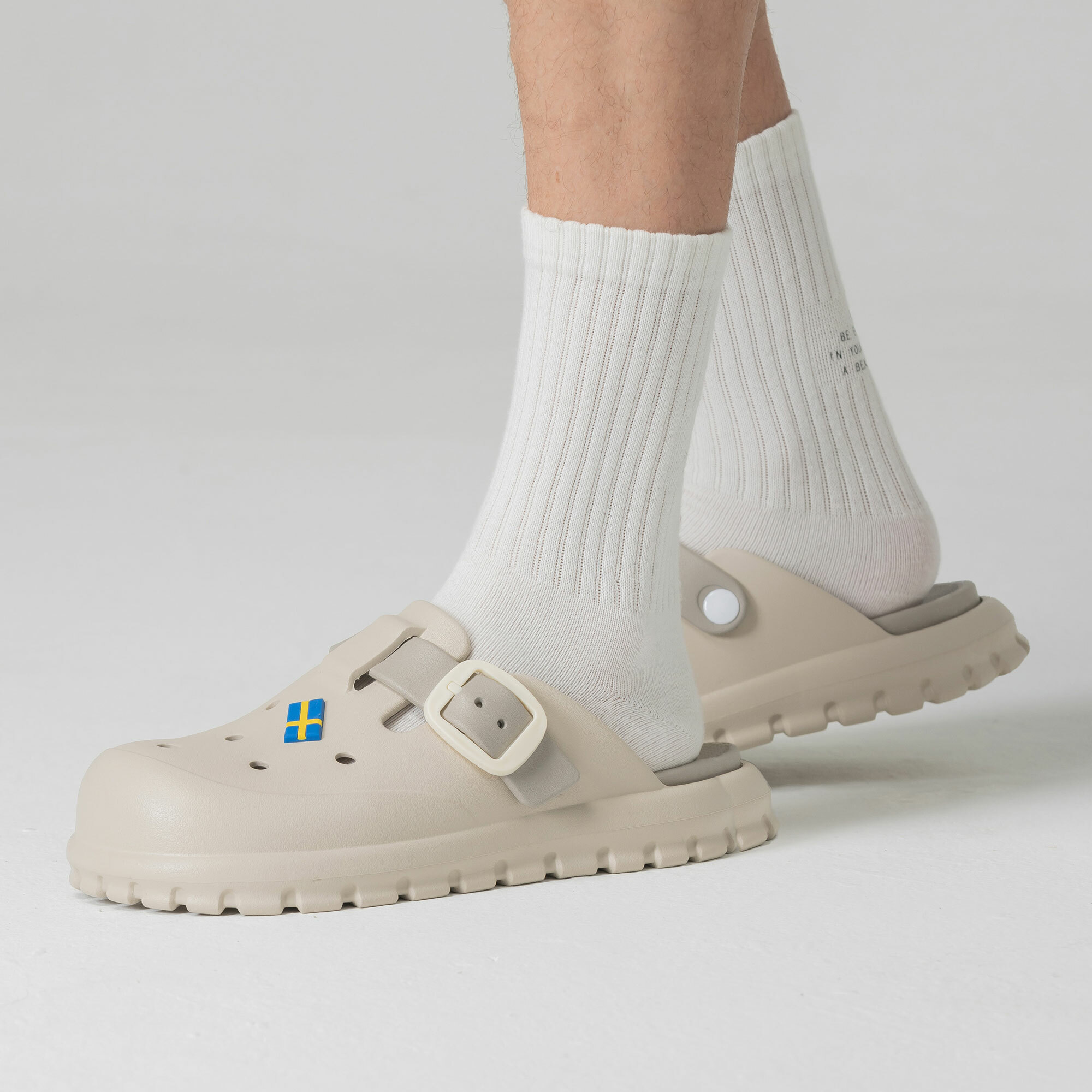 moz瑞典 駝鹿 小方糖 方扣 防水 洞洞鞋 拖鞋 涼鞋 (灰白)