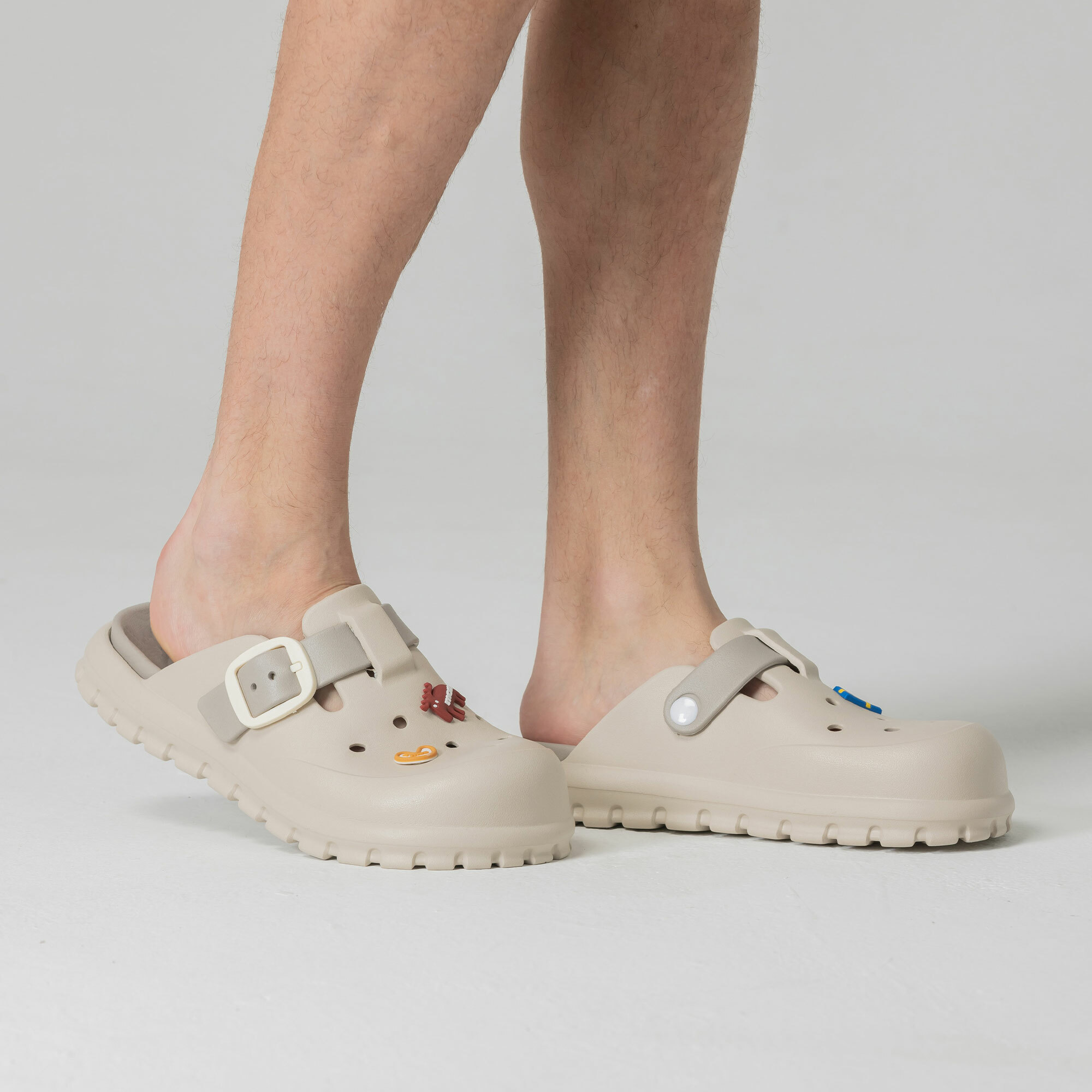 moz瑞典 駝鹿 小方糖 方扣 防水 洞洞鞋 拖鞋 涼鞋 (灰白)