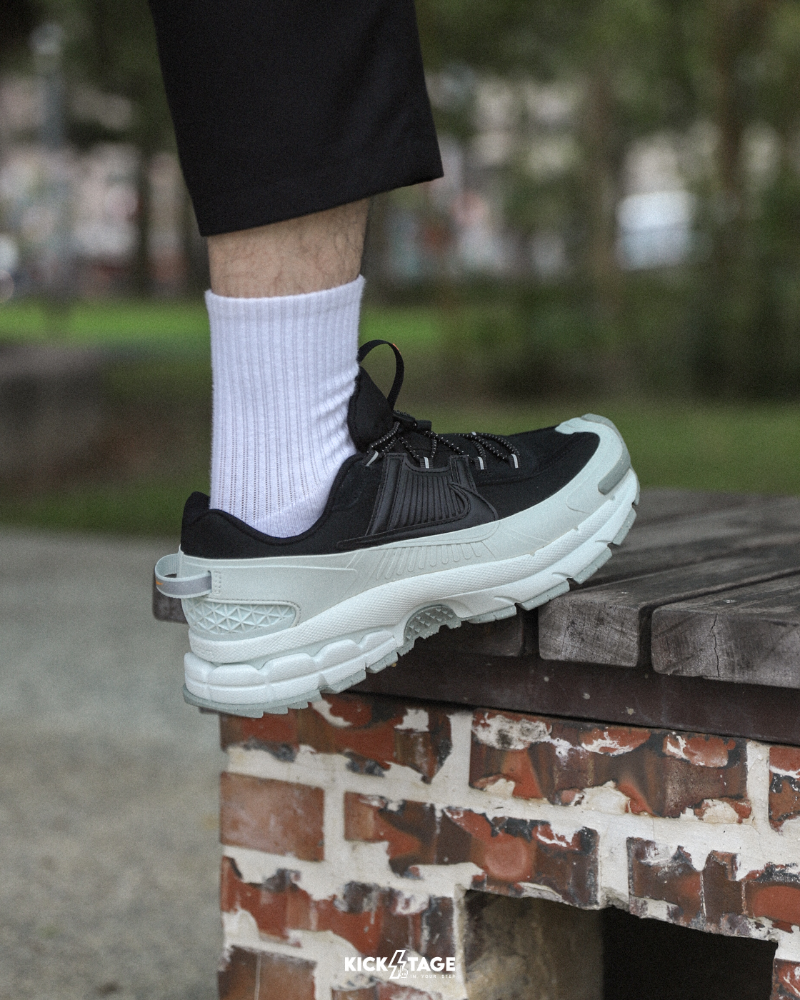 男鞋 NIKE ZOOM VOMERO ROAM 白黑 增高 耐磨 異材質拼接 栓扣式鞋帶 休閒鞋【FV2295-001】