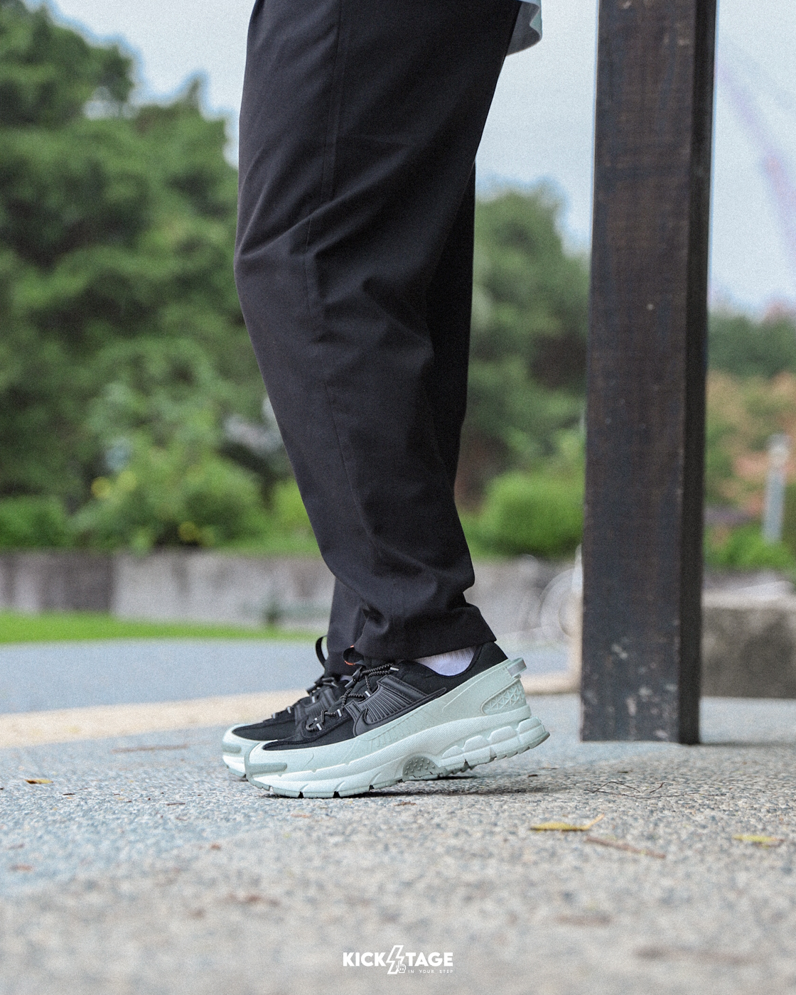 男鞋 NIKE ZOOM VOMERO ROAM 白黑 增高 耐磨 異材質拼接 栓扣式鞋帶 休閒鞋【FV2295-001】