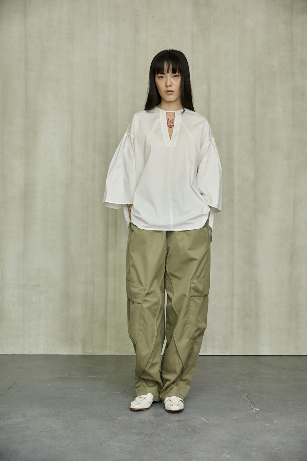 領口鏤空寬袖上衣