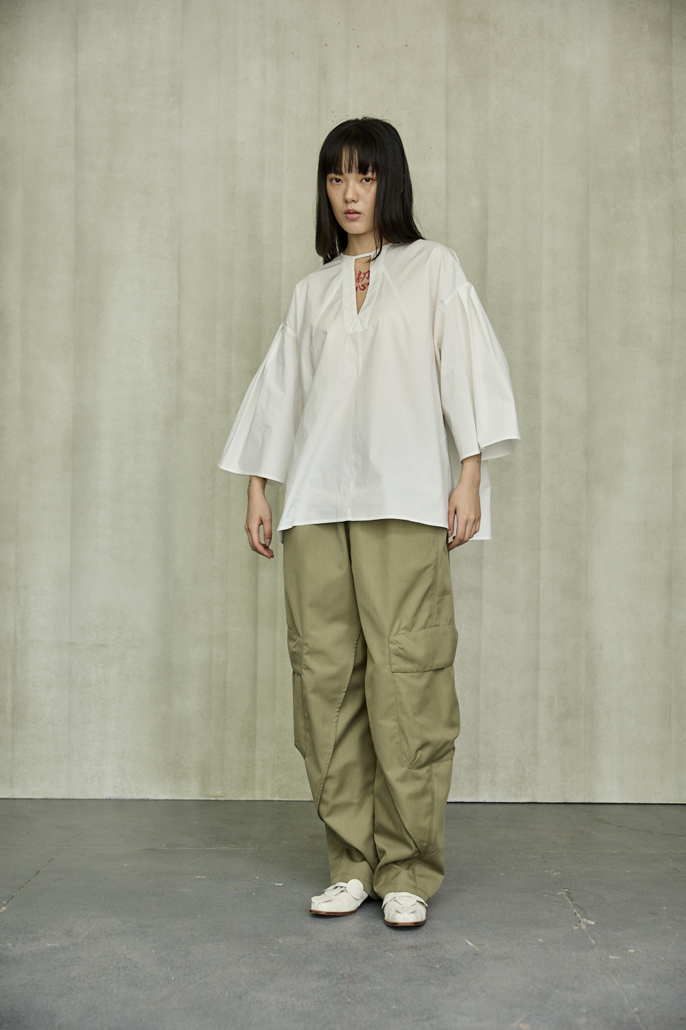 領口鏤空寬袖上衣