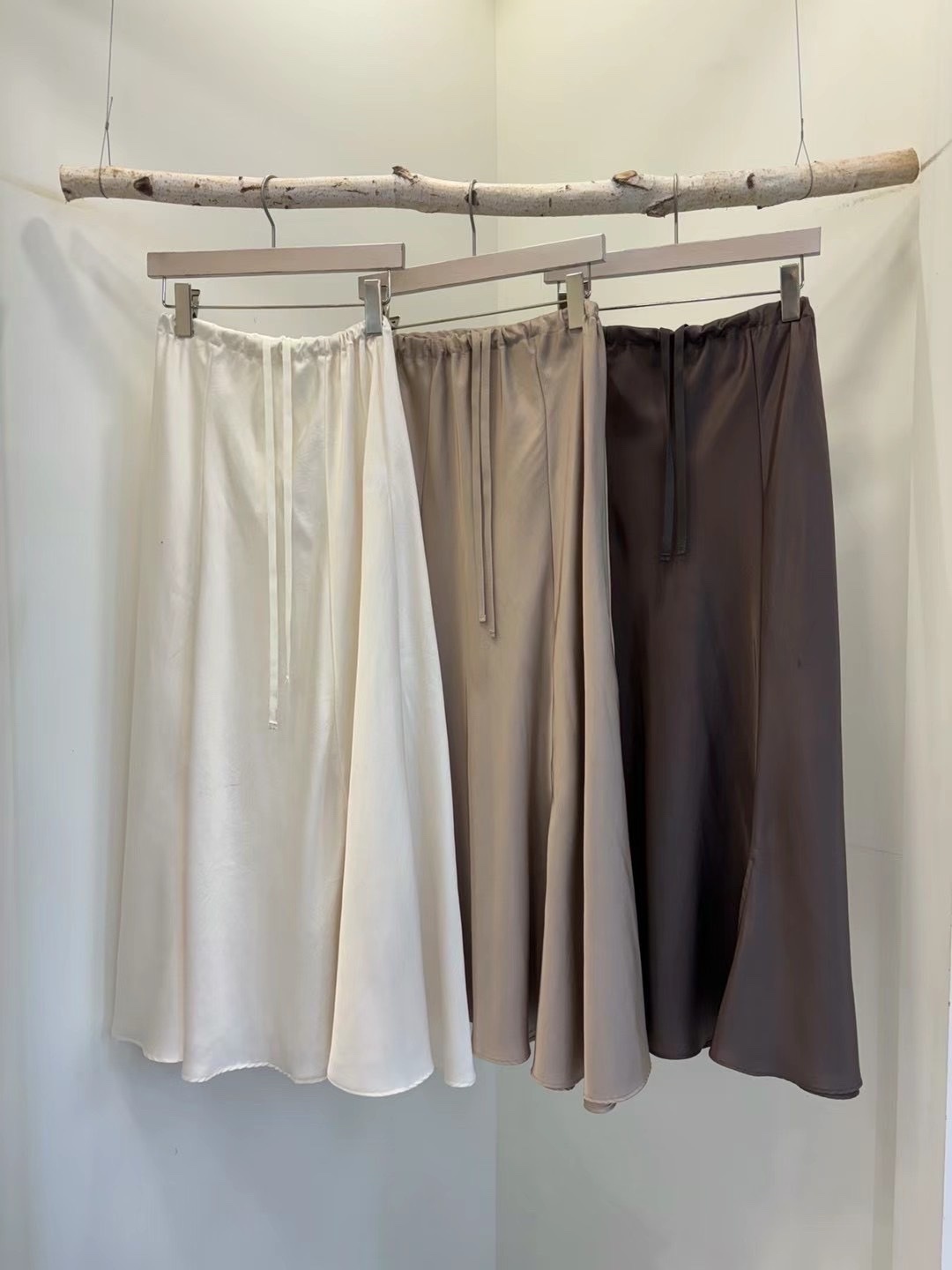 正韓絲滑光澤內鬆緊緞面裙