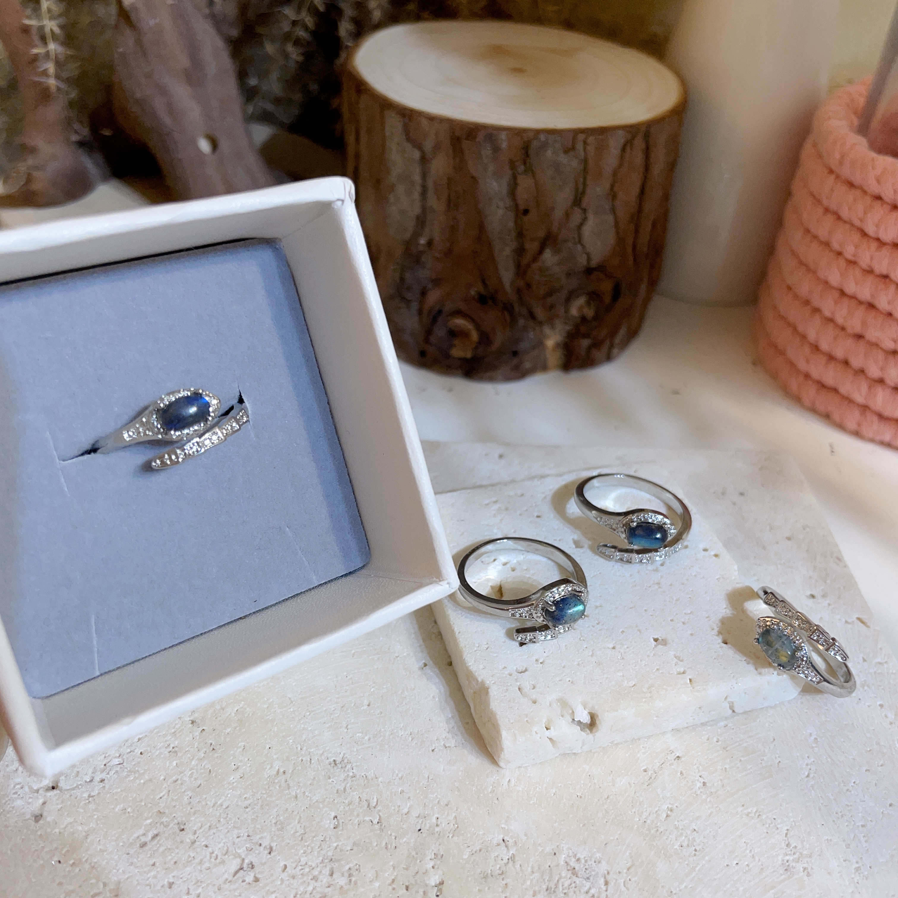 E834 灰月亮蛇型戒指