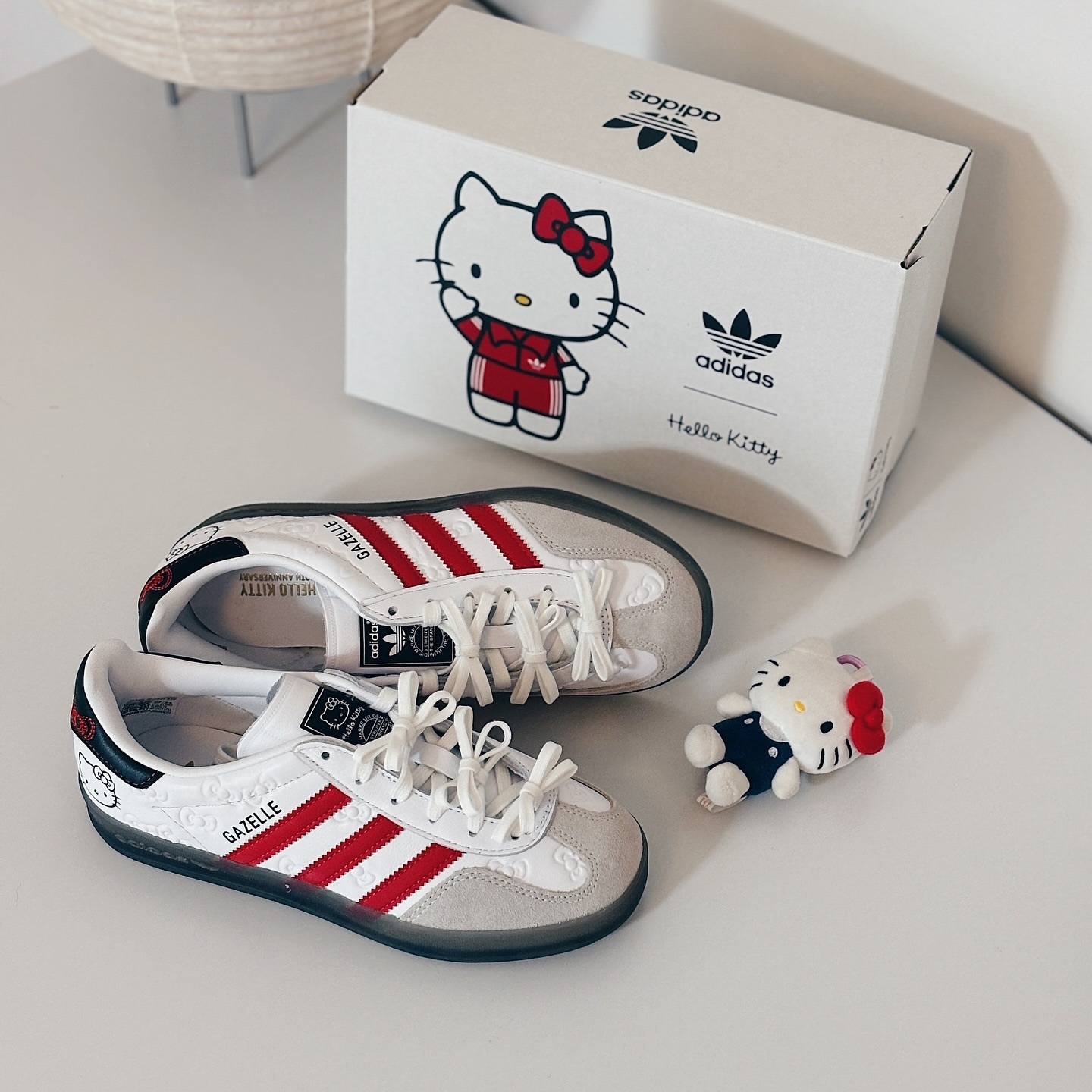 Adidas Originals Gazelle x Hello Kitty 聯名款 凱蒂貓 白紅色 印花 刺繡 蝴蝶結 復古鞋 II0013