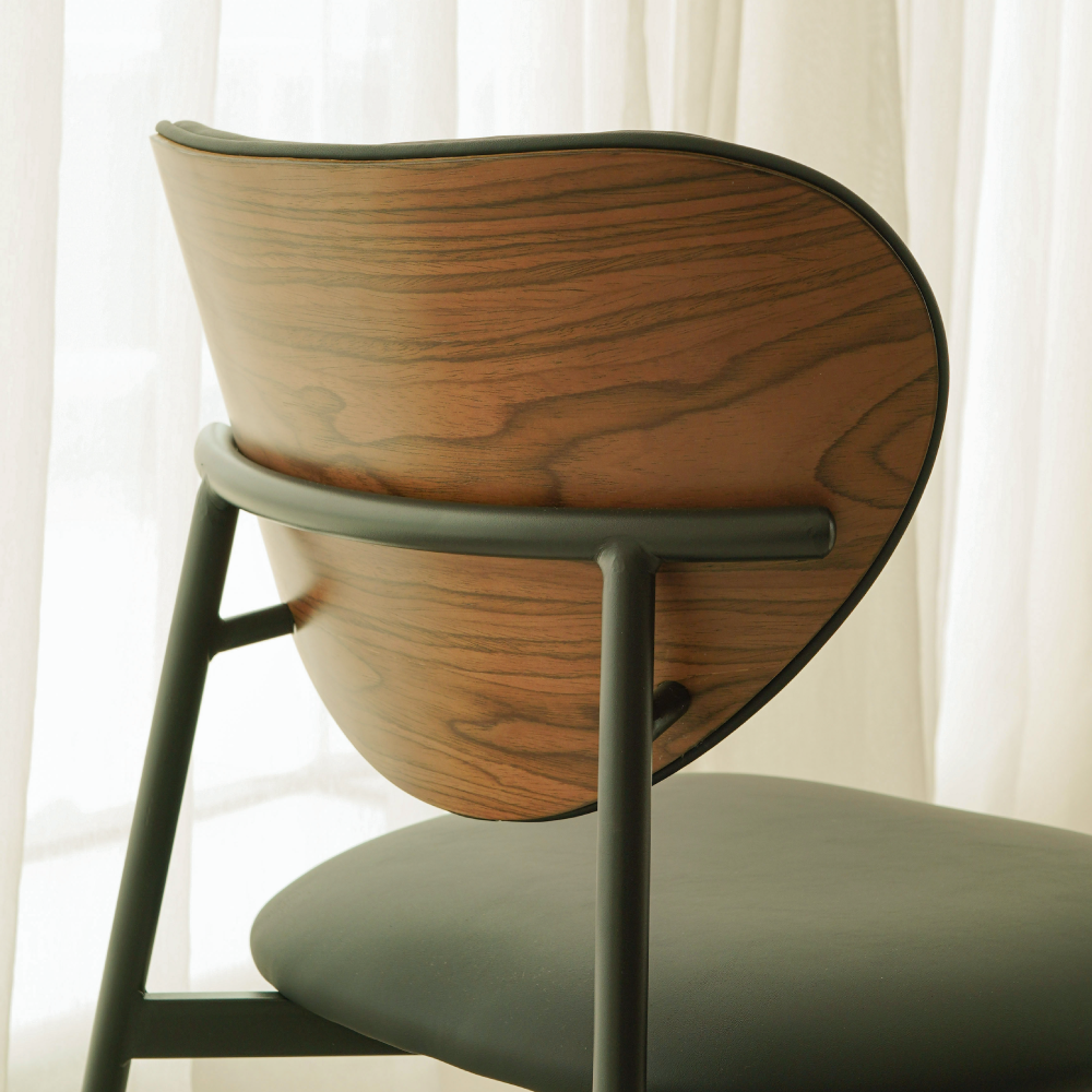 好萩家居|Rhino椅，簡約外型，弧形的舒適靠背，以完美的貼合背部。