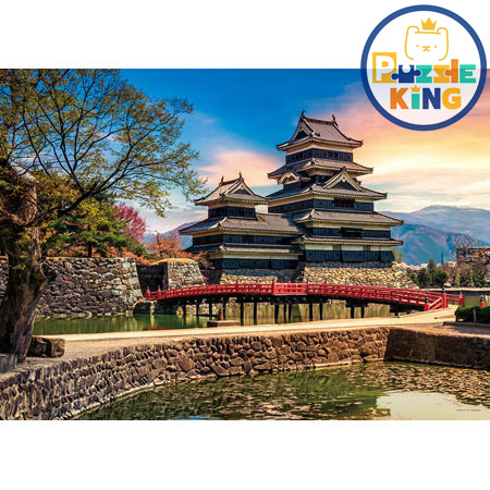 站在夕陽下的松本城（長野縣）