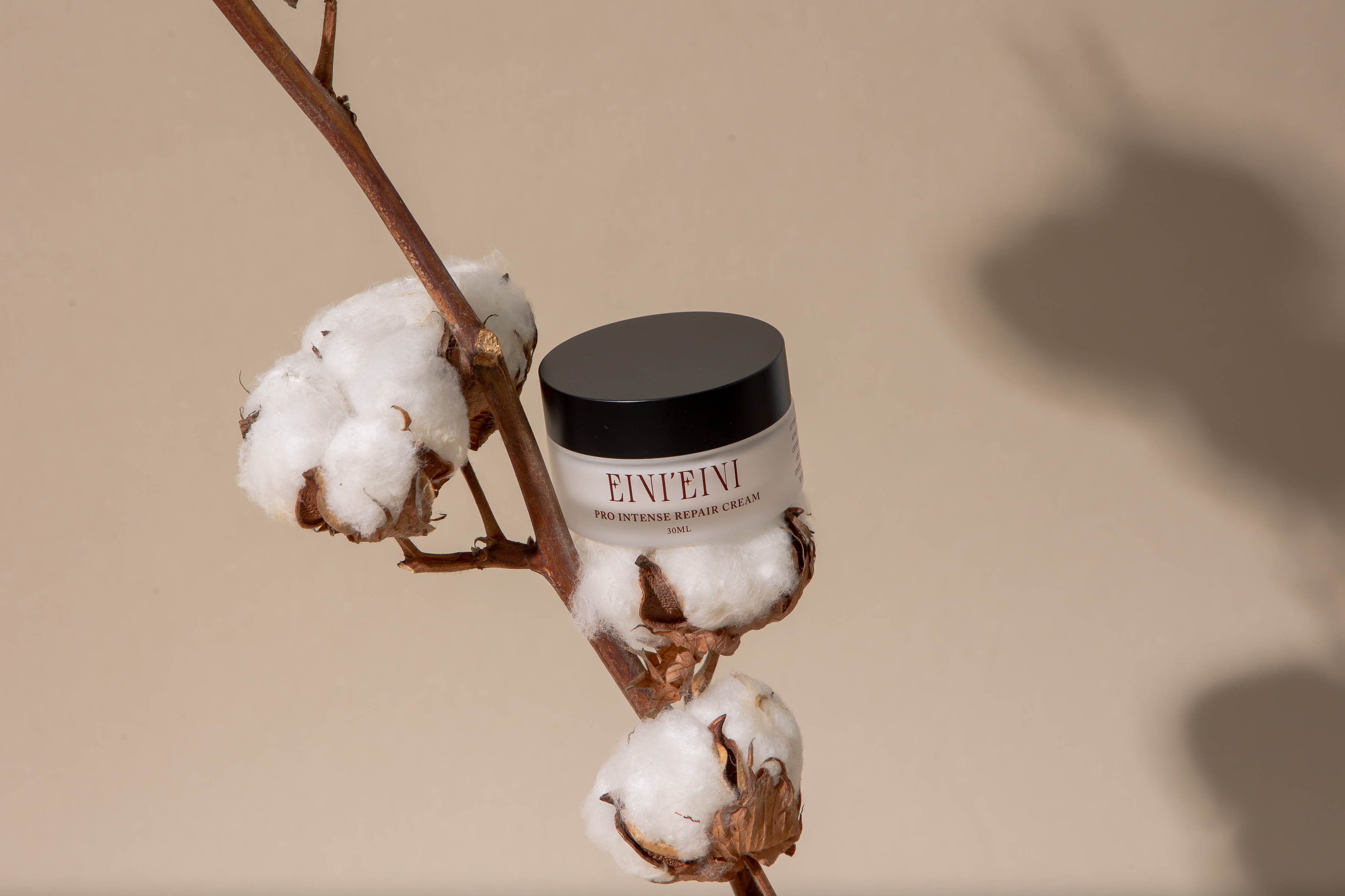 EINI’EINI高奢白松露抗老修護霜使用五大頂級緊實成份,瞬效緊膚抗皺,延緩肌膚老化問題,保濕平滑彈嫩修護一瓶就到位。