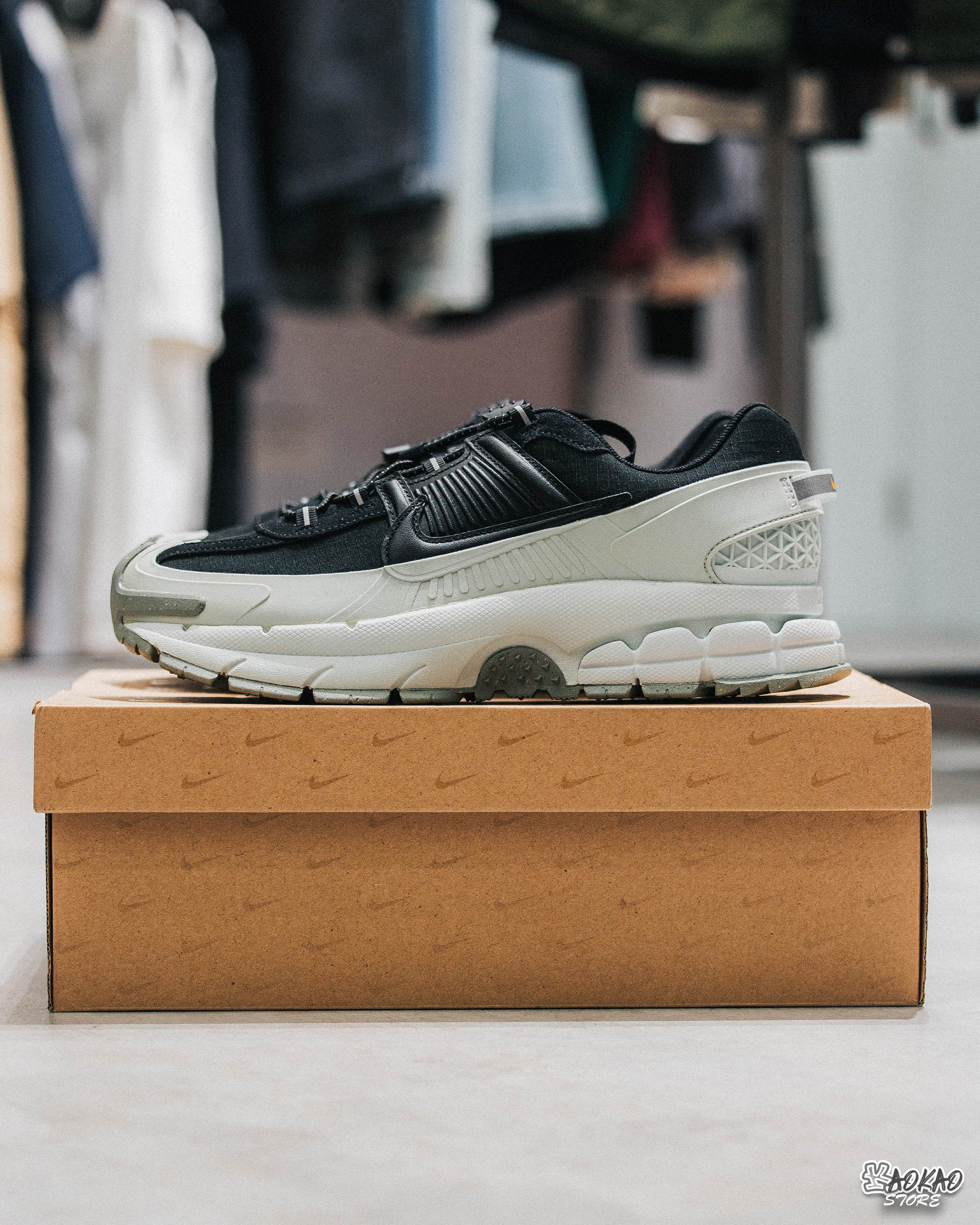 男款 NIKE ZOOM VOMERO ROAM 男鞋 休閒鞋 白黑色【FV2295-001】