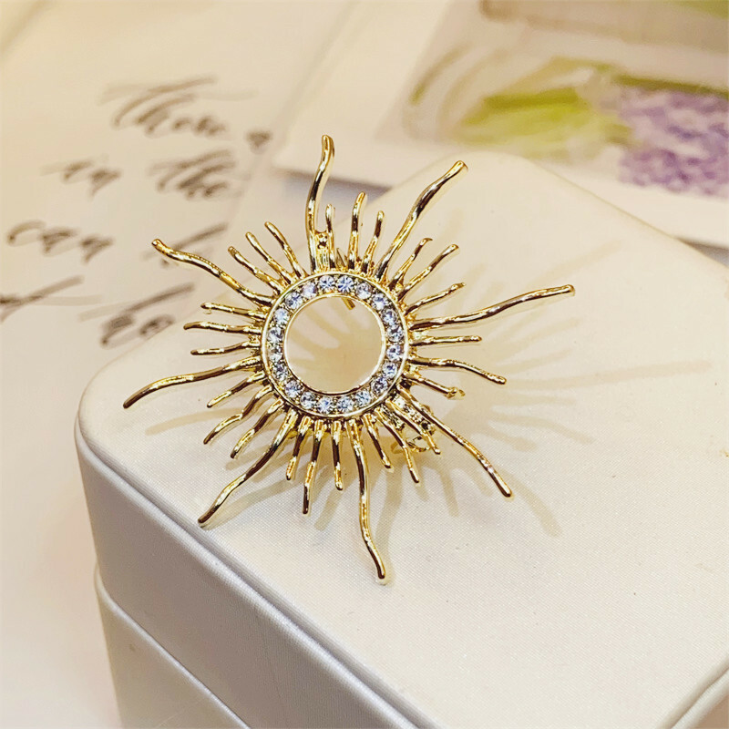 太陽神鑲鑽胸針