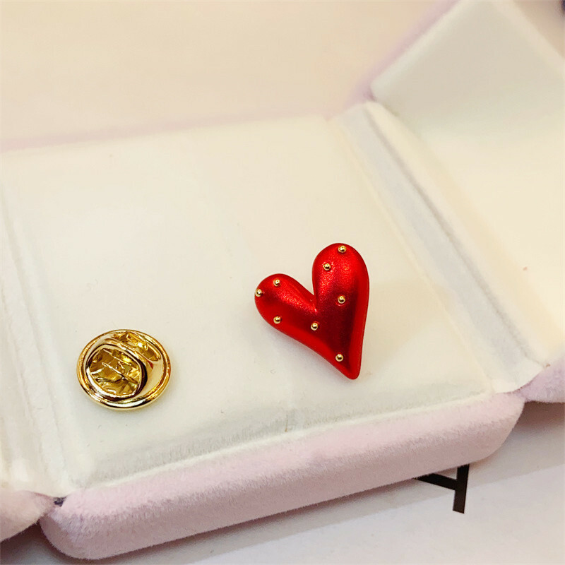 草莓愛心小胸針