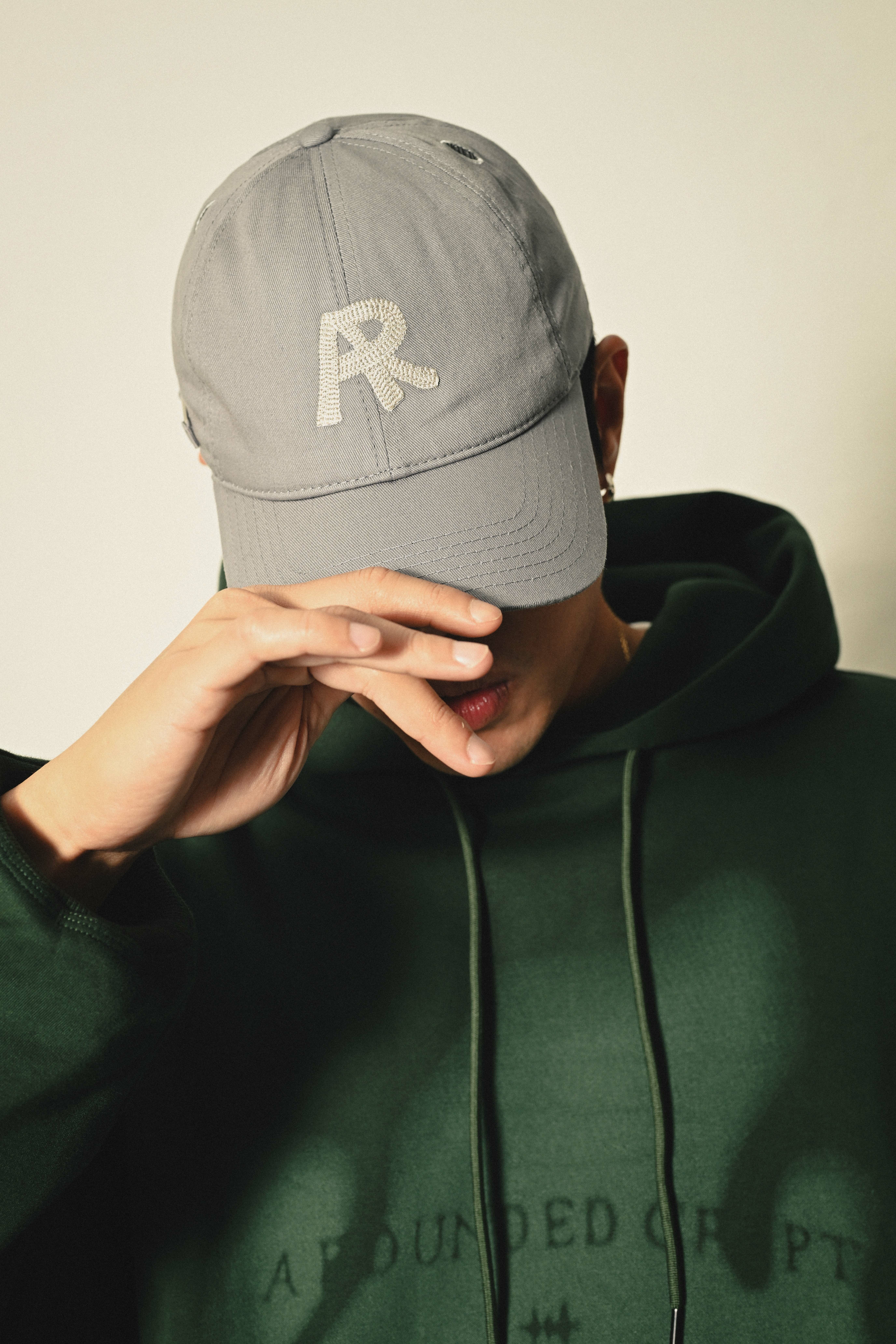 VARIANT LOGO BADGE CAP - GRAY