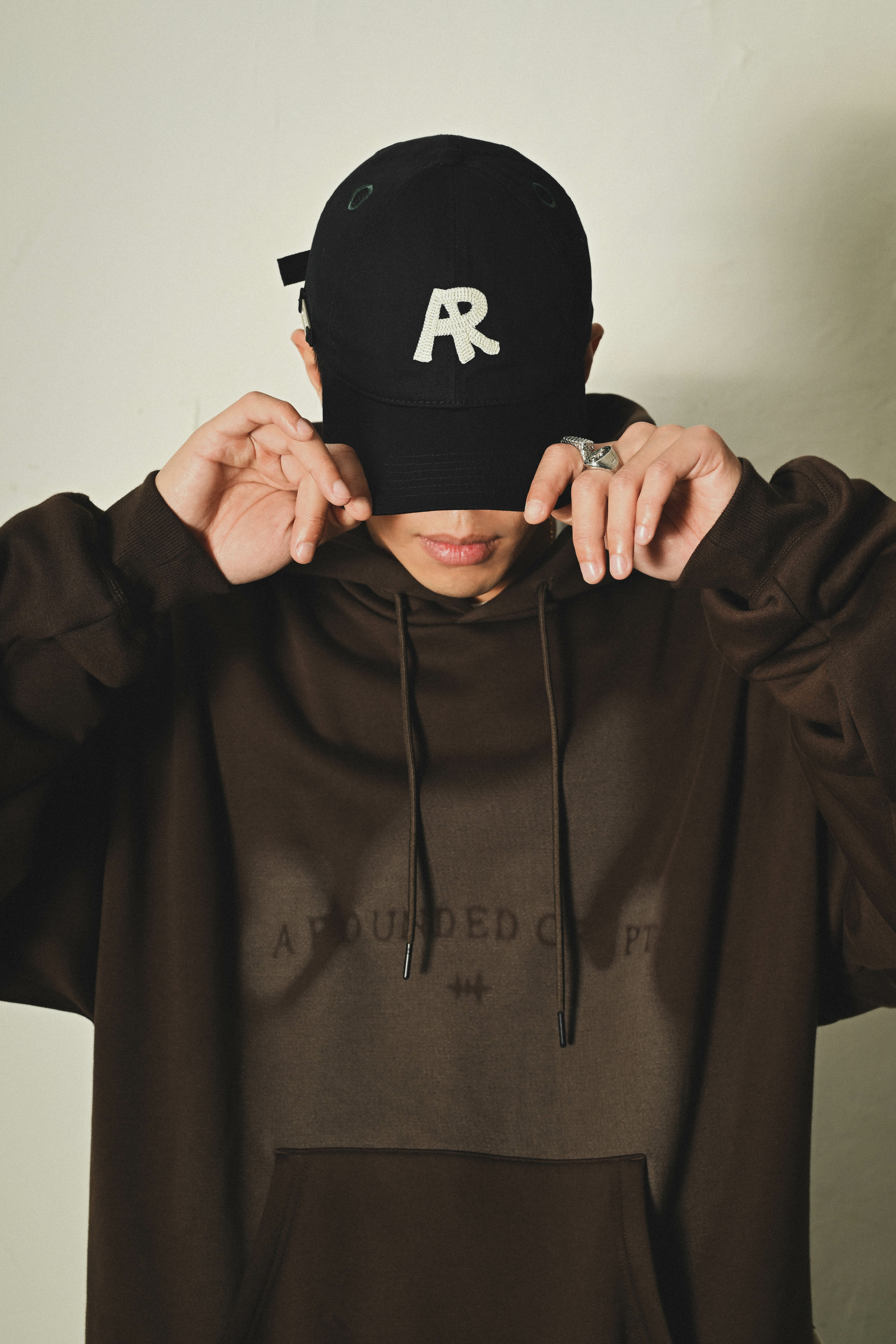 VARIANT LOGO BADGE CAP - BLACK