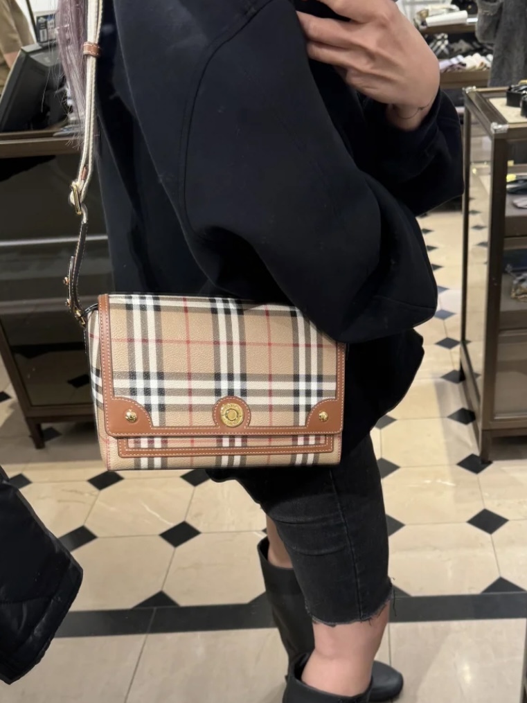BURBERRY 石南棕色Note斜孭袋