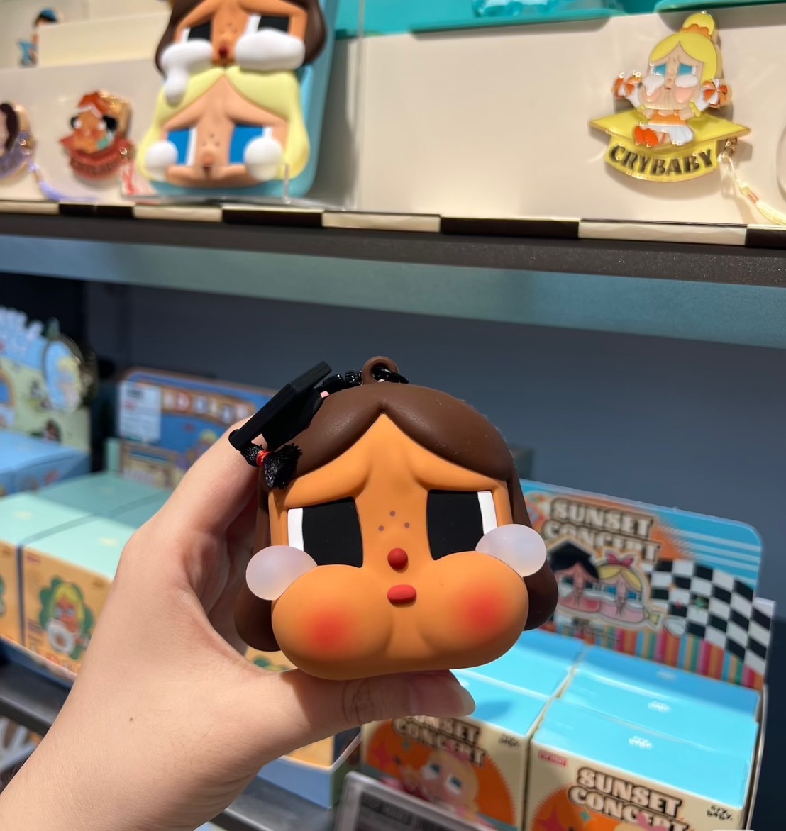 KTQ STORE ‧ CRY BABY x 飛天小女警 花花鏡子吊飾 毛毛曬黑耳機包吊飾