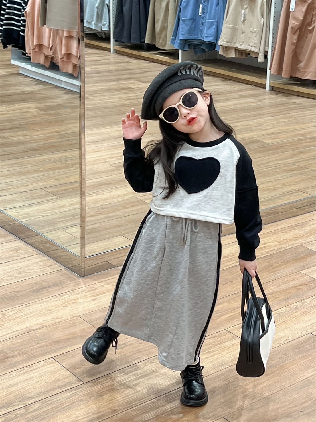 黑色愛心拼袖上衣