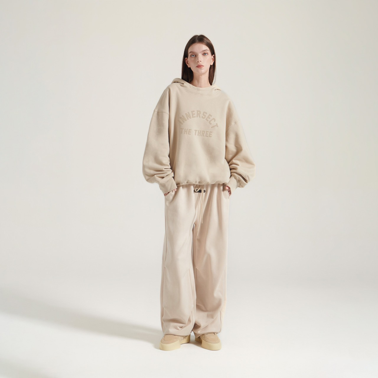 INNERSECT 三生萬物 FOG ESSENTIAL 24FW 半高領 寶寶絨 背後三點 美式標語 LOGO 重磅 連帽上衣 帽T INN24FWTHD200