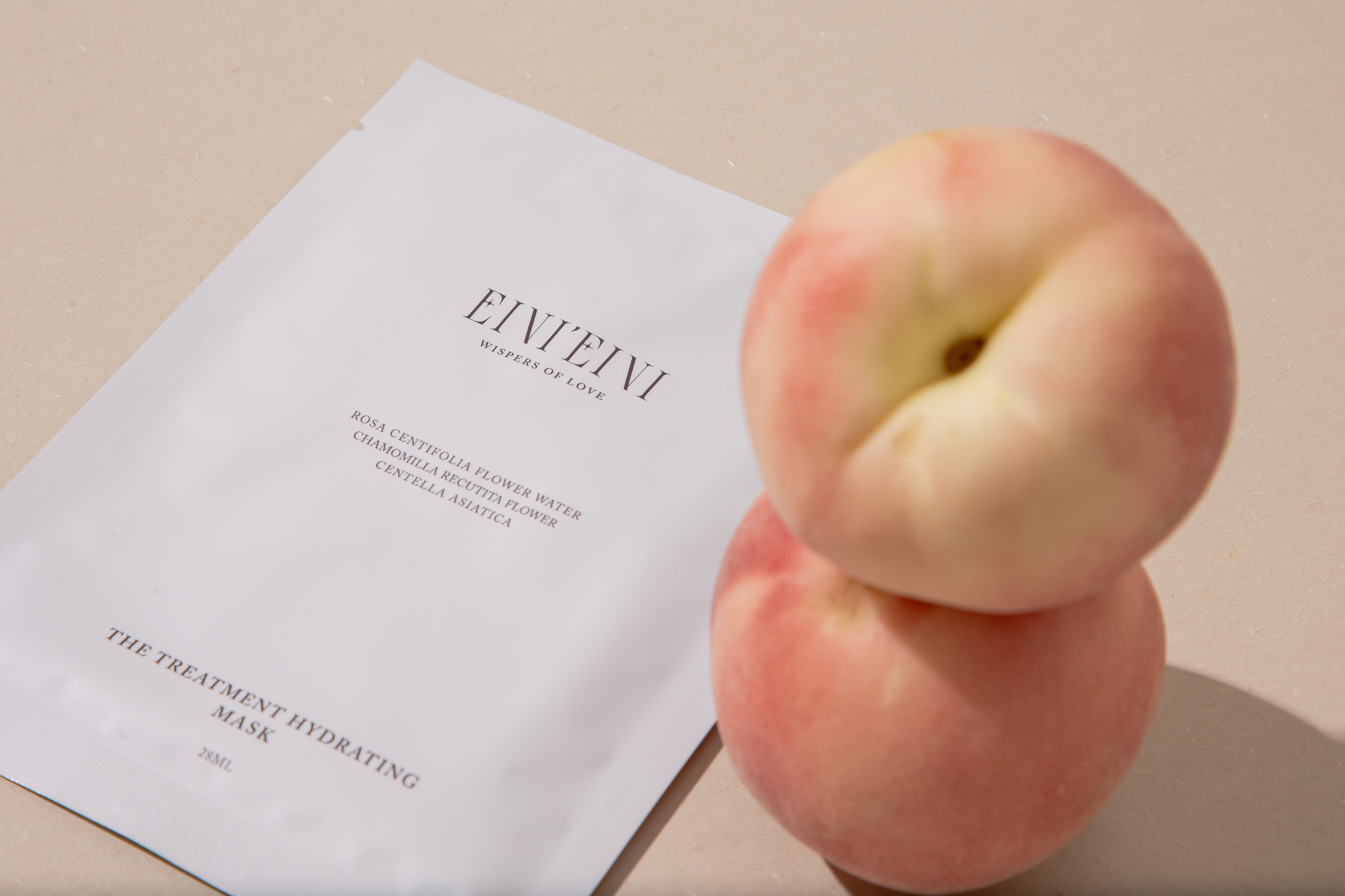 EINI'EINI初時喚光抗老面膜採用天絲面膜,超薄透明又服貼,每片蘊含滿滿28ML複合胜肽精華液,敷後撕下面膜的那刻,感受保水光澤 彷彿回到初時那般的柔潤喚亮